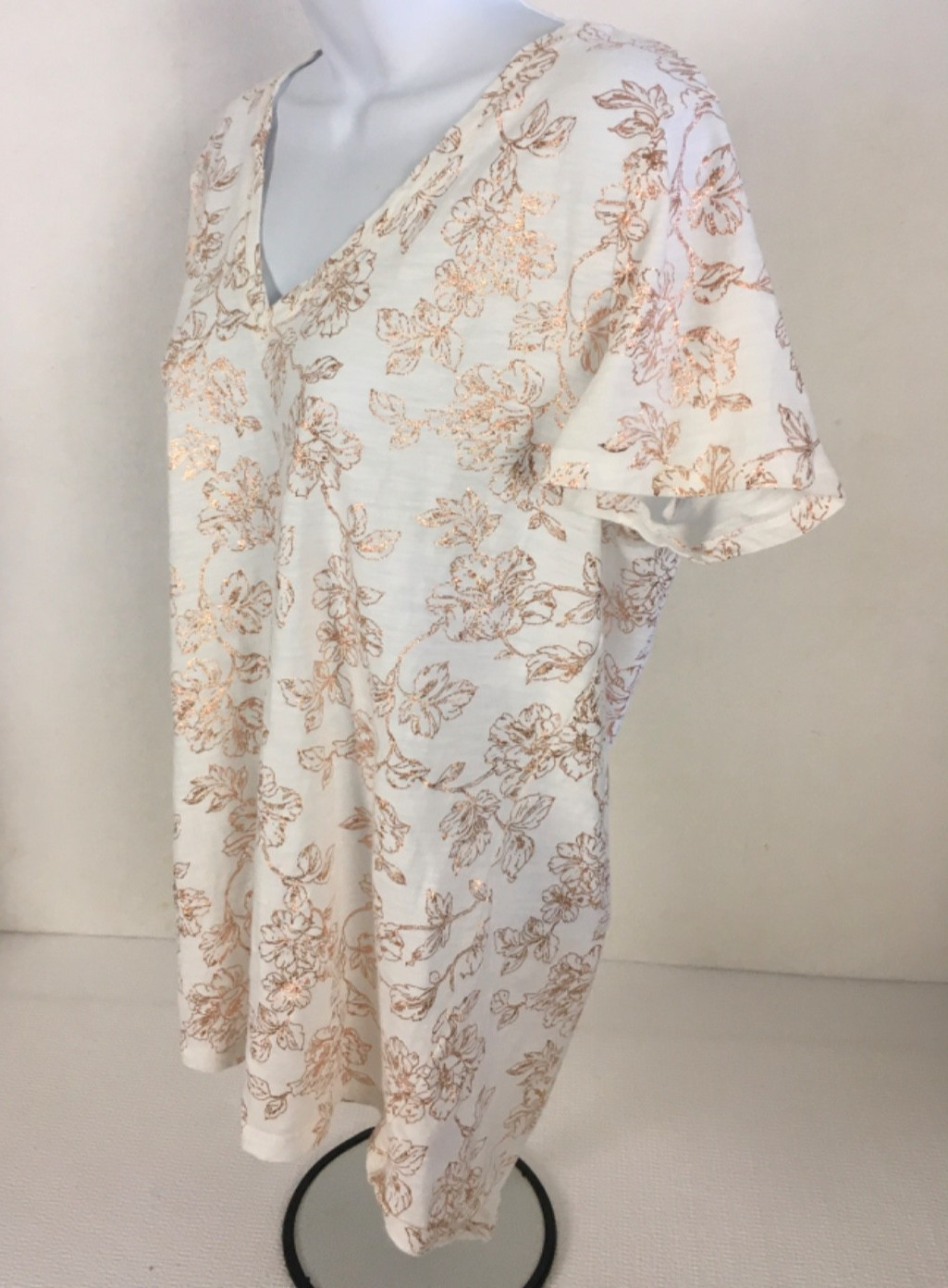a n a A New Approach T shirt Size 2X White with Gold Flowers V neck Short Sleeve
