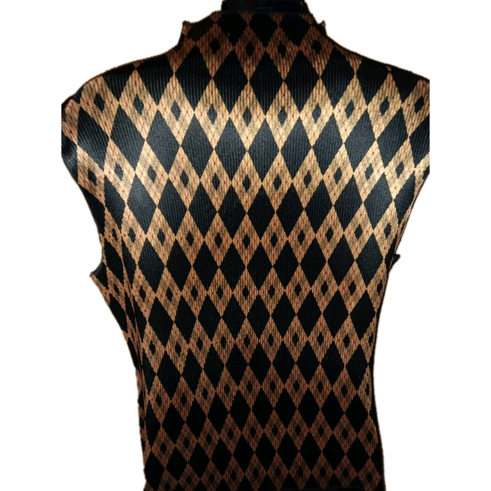 Vintage sleeveless top features a black and gold diamond argyle pattern Size…