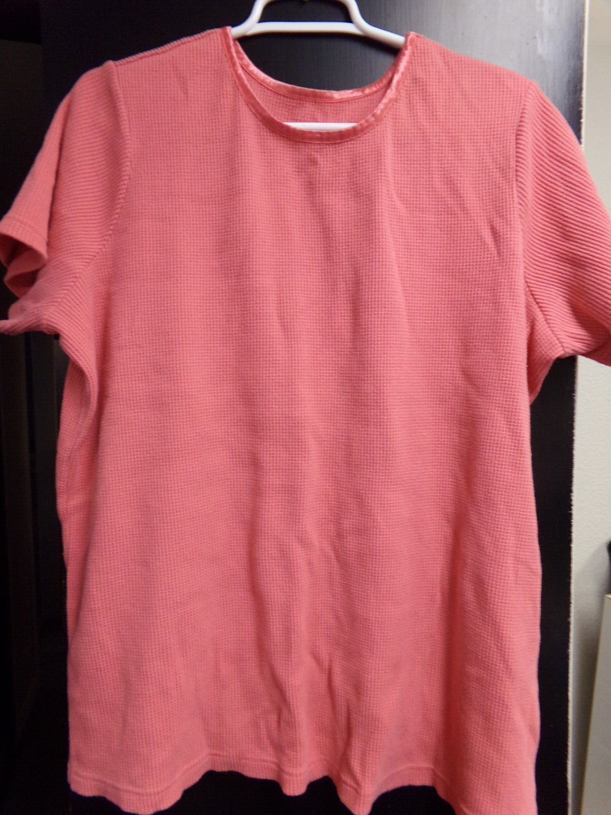 WOMEN’S 1X waffle weave tee. Salmon color. satin trim on neck line.