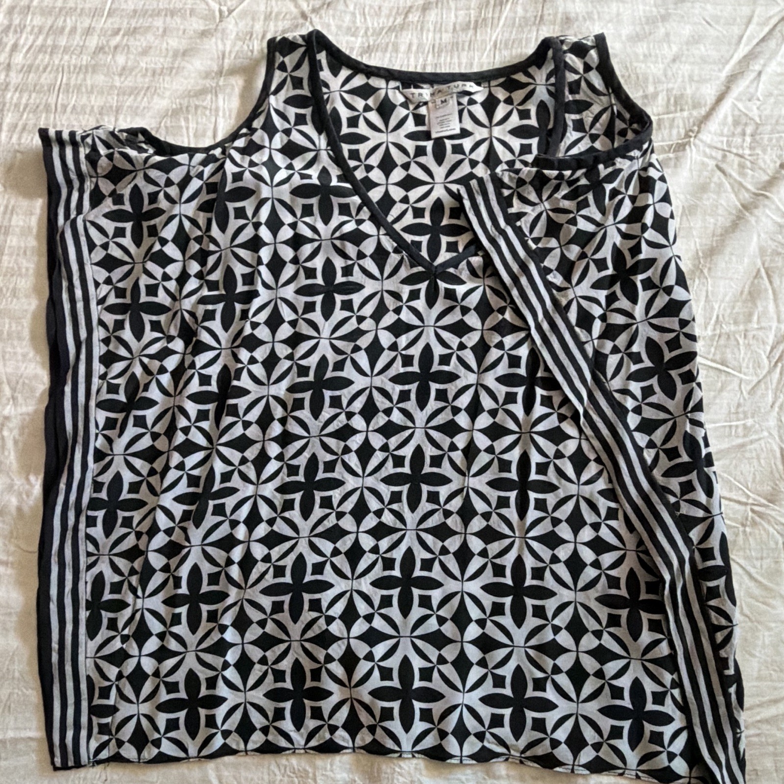 Trina Turk Women’s M Black/White Geometric Cold Shoulder V-Neck Silk Top