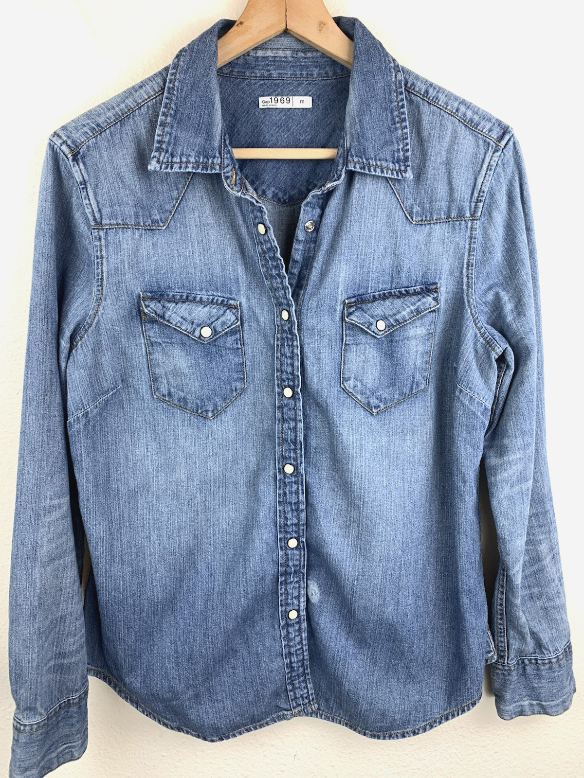 Gap 1969 Denim Western Shirt M Women’s Cotton Snap Closure Long Sleeve Distress