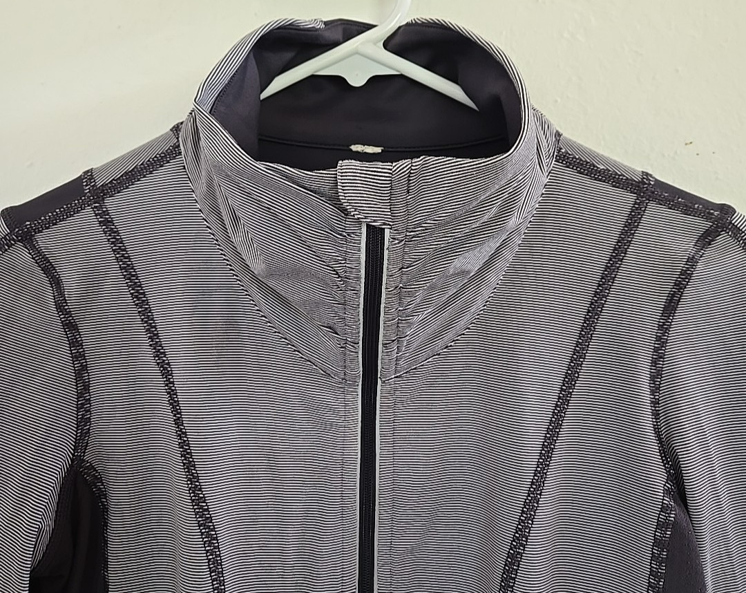 Lululemon Mock Neck 1/2 Zip Long Sleeve Top Striped Thumbhole Pocket Size 6