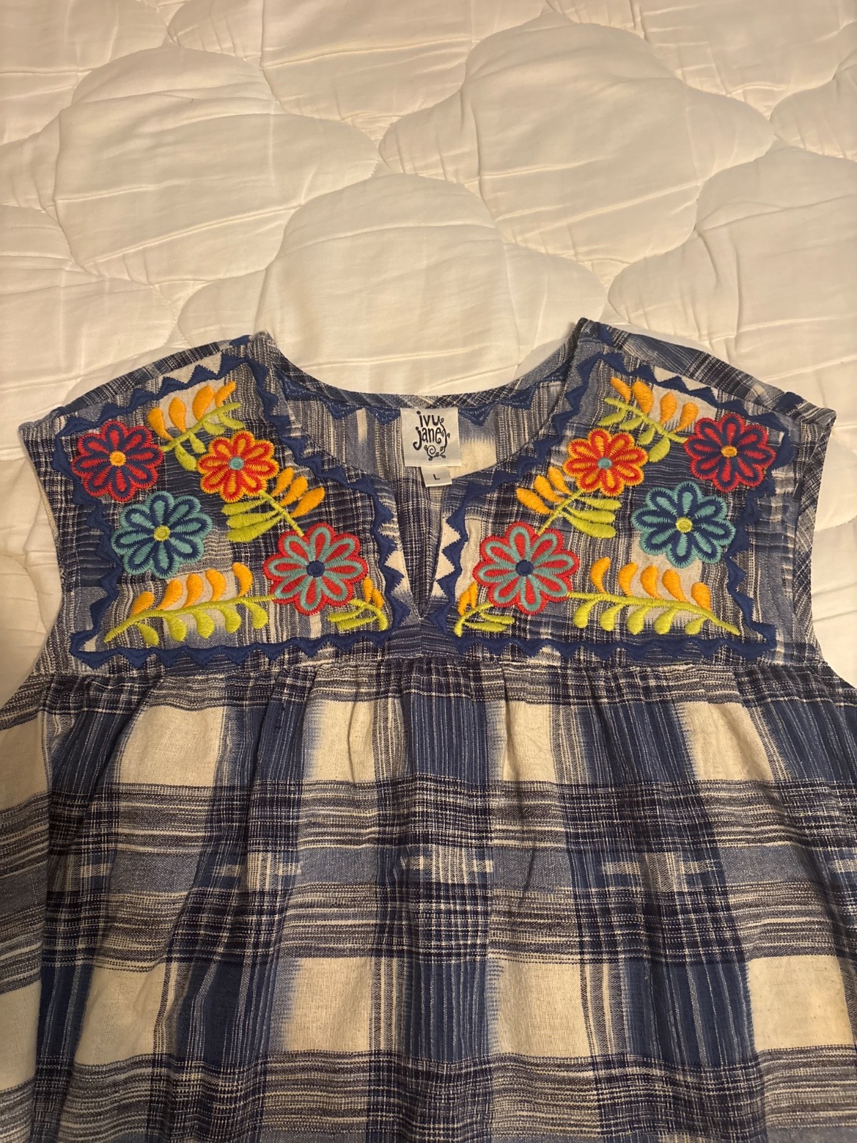 ivy jane NWT embroidered tank top Large
