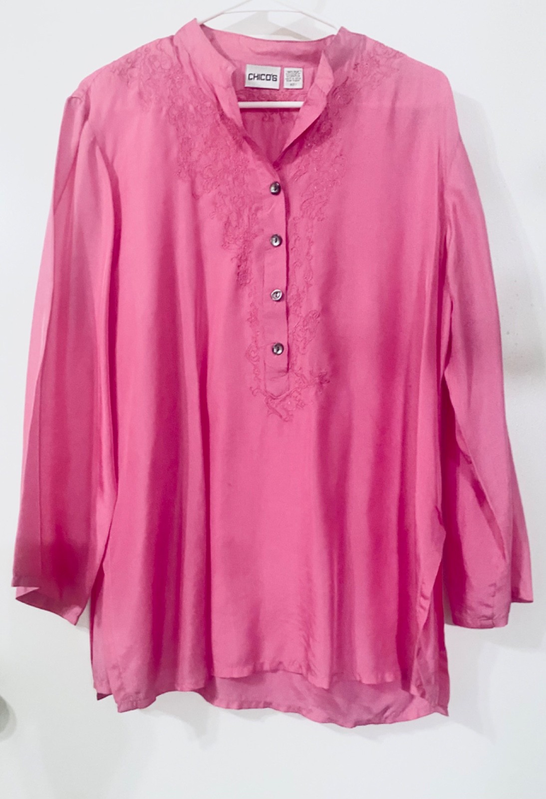 CHICO’S WOMENS SHEER SILK BLOUSE BUTTONS ACCENT EMBROIDERY 3/4 SLV SZ 1 PINK