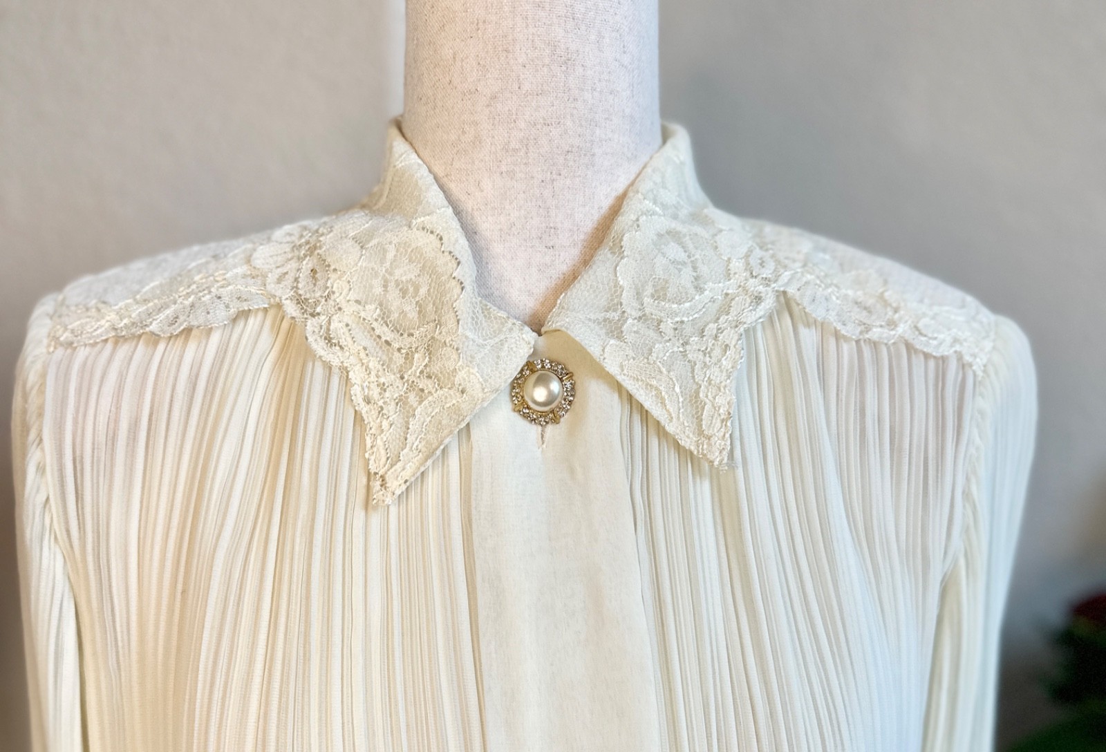 Vintage Ivory Pleated Blouse Lace Collar Pearl Button Petite Small Romantic Top