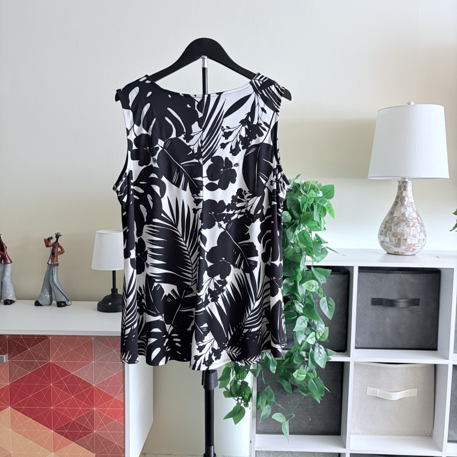 Roz & Ali Women Plus 1X Tunic Blouse Black White Floral Tropical Sleeveless Tank