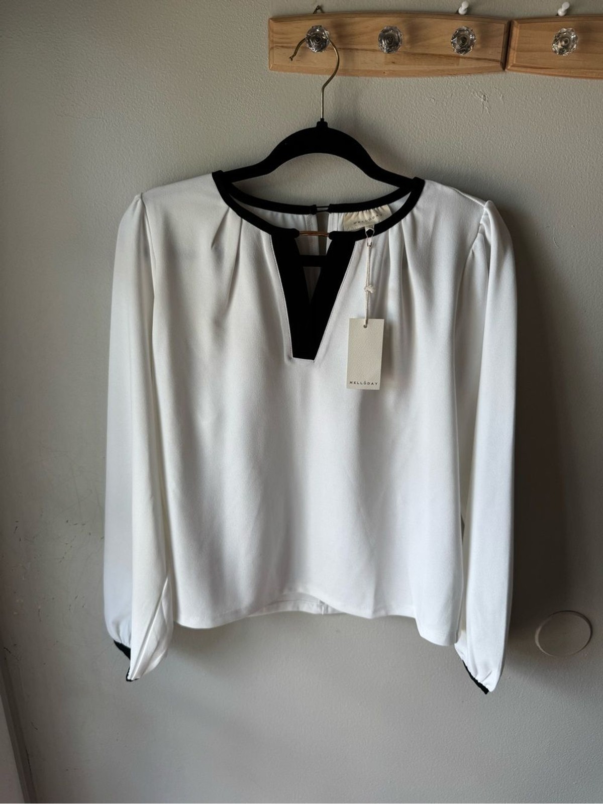 Melloday NWT White Black V-Neck Blouse M Gold Hardware Accent Office Career