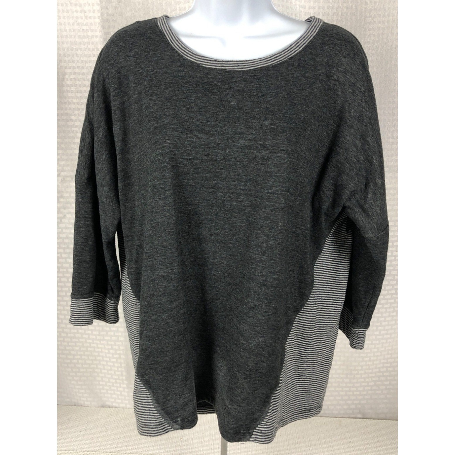 Sandals Womens Top Size XL Dark Gray White Stripe and Solid 3/4 Sleeves