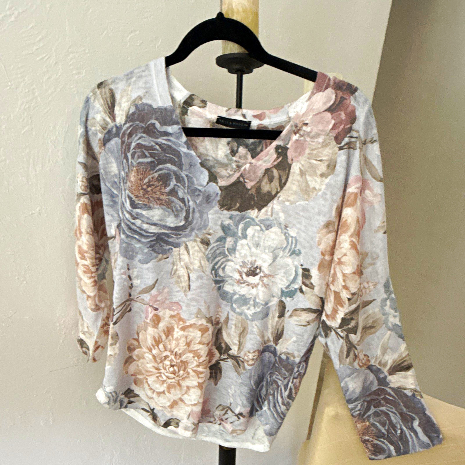 Nally & Millie Women’s M/L Floral Scoop Neck 3/4 Sleeve Knit Top