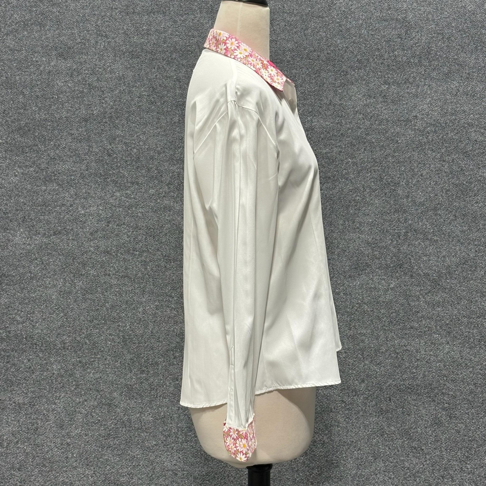 ROMI BASHA Shirt Womens Medium White Heart Floral Trim Button Front Valentines