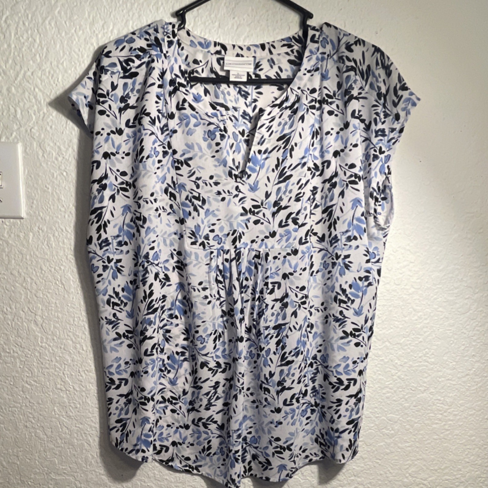 Liz Claiborne White Blue Black Floral V-Neck Cap Sleeve Pleated Blouse L