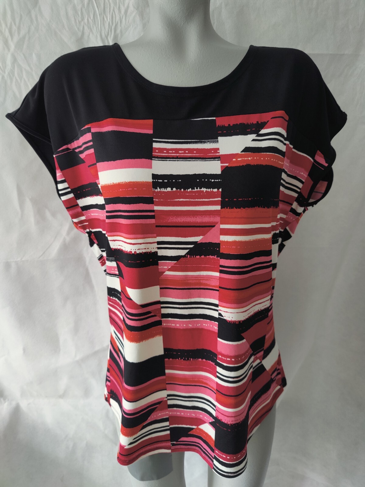 Zoe+Phoebe Black & Red Geometric Cap Sleeve Top Tie Back of Neck Size M