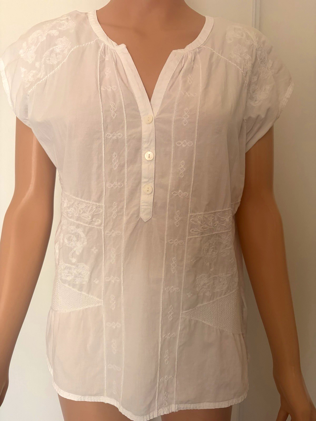 Kuhl Women’s White Solid Embroidered V-Neck Button Front Short Sleeve Blouse, M