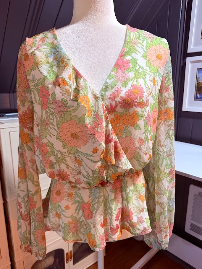 Women’s preppy floral blouse perfect for any occasion by Vince Camuto – Size S