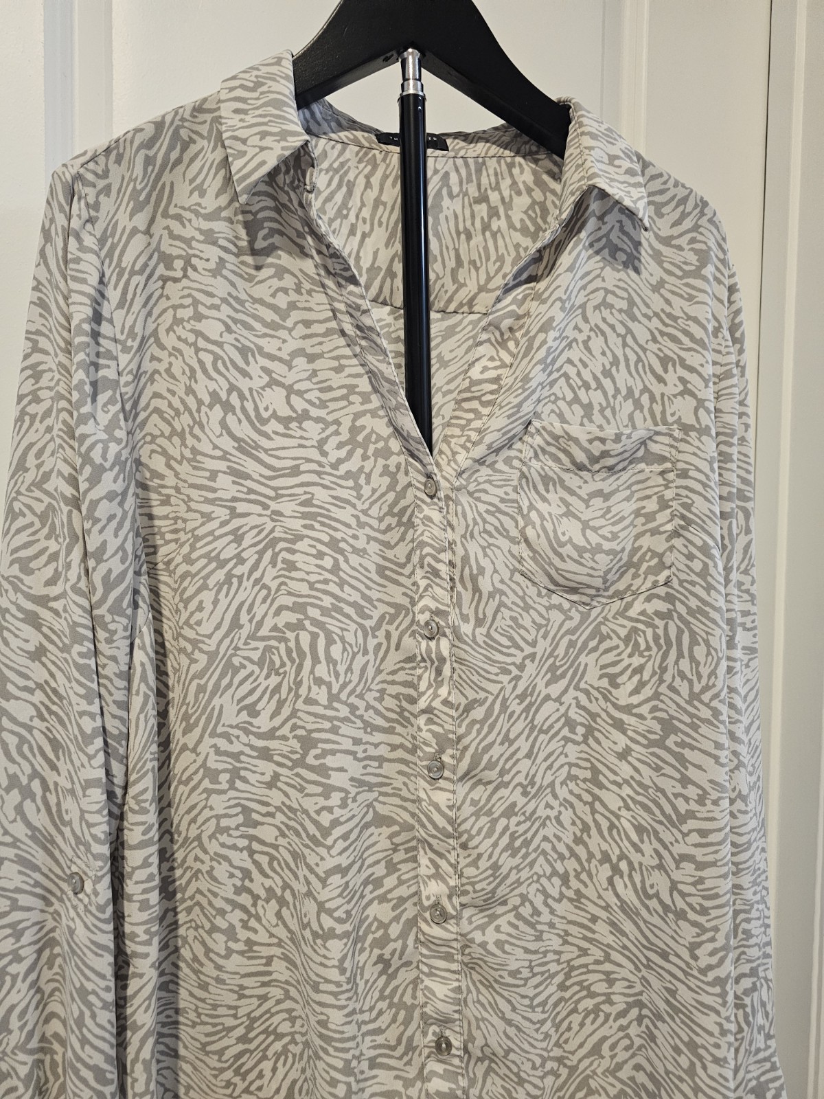 The Limited Women’s Ivory/Gray Animal Print Collared Button-Up Blouse L