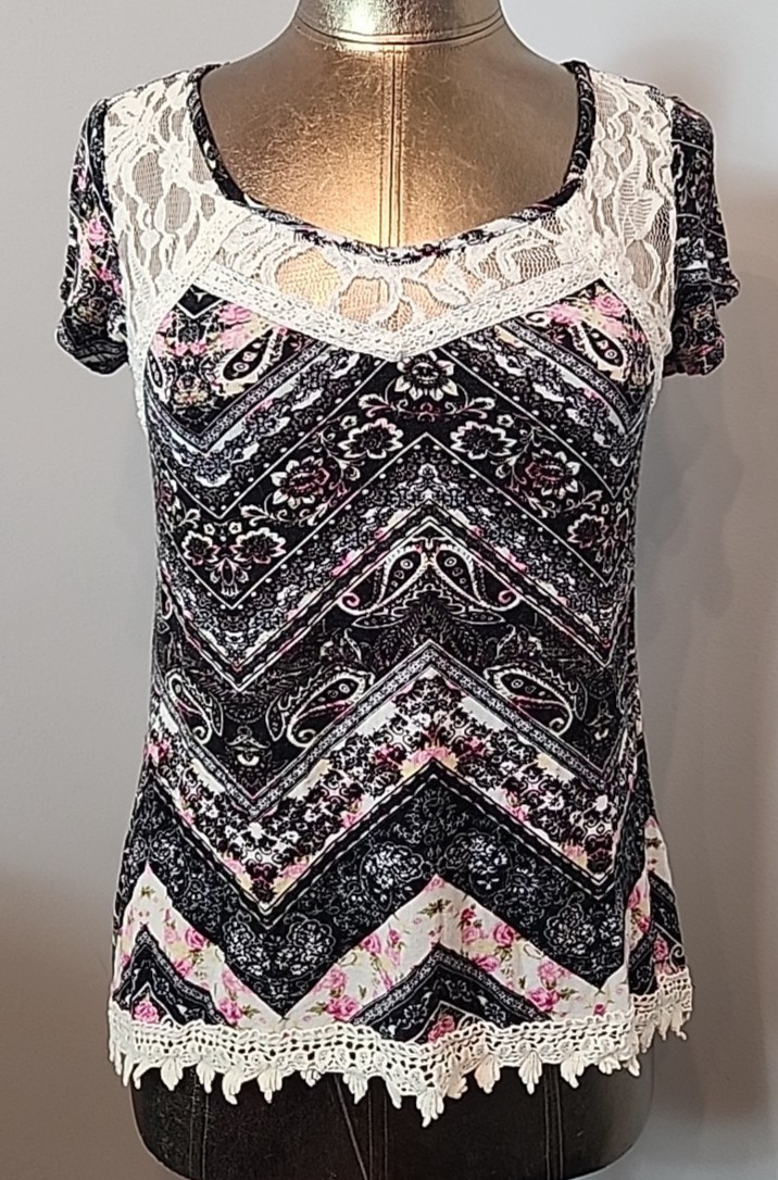 Vanity Black Knit Floral Top Womens Size S Chest 32 Lace Accent SS 306-35942