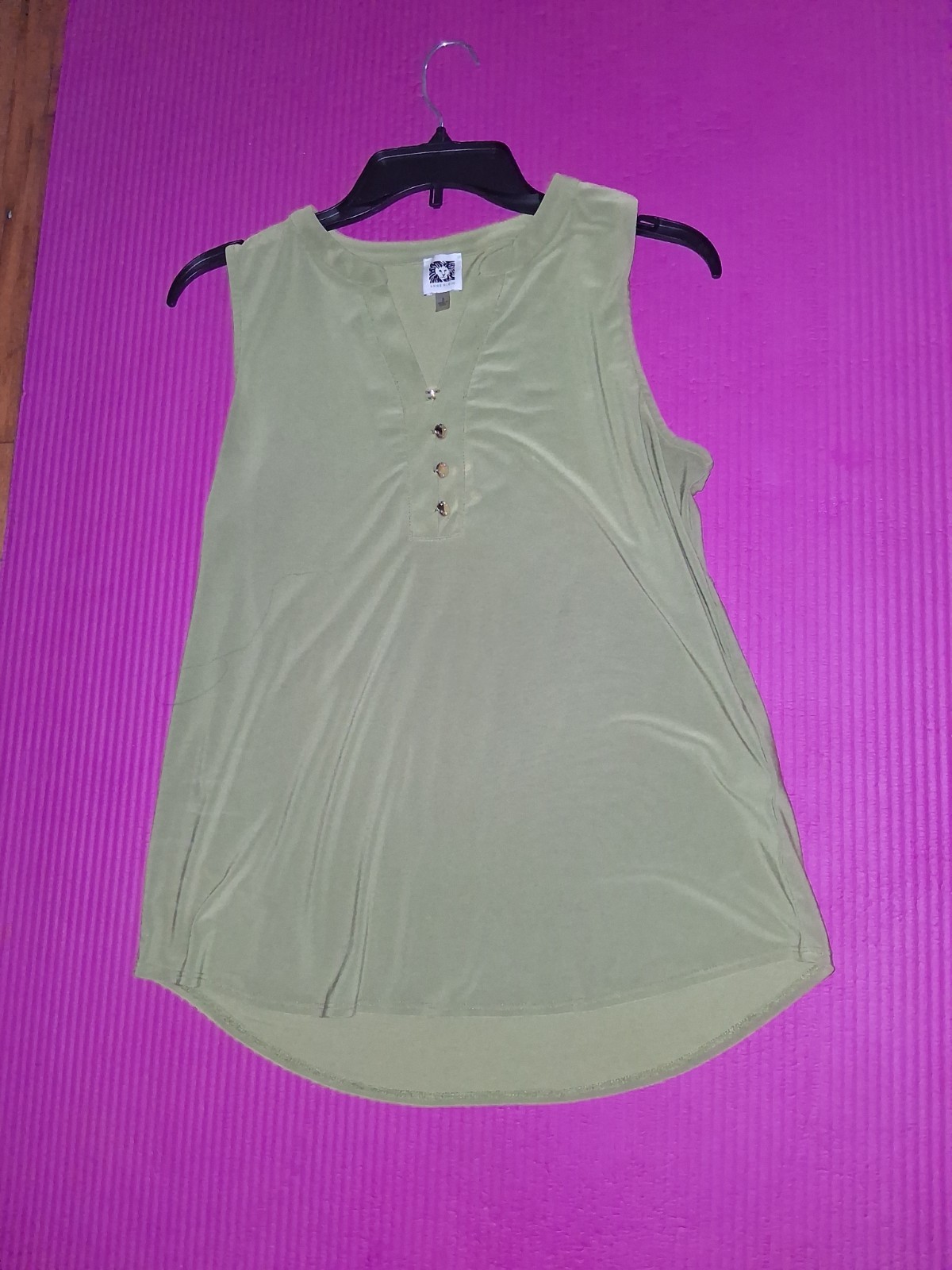 Anne Klein Women’s Green Solid V-Neck Sleeveless Stretch Button Tank Top S
