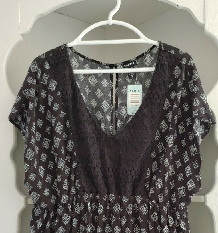 Torrid Blouse Plus Size 2 Black White Lace Insert Keyhole Back Pullover Tunic 2X