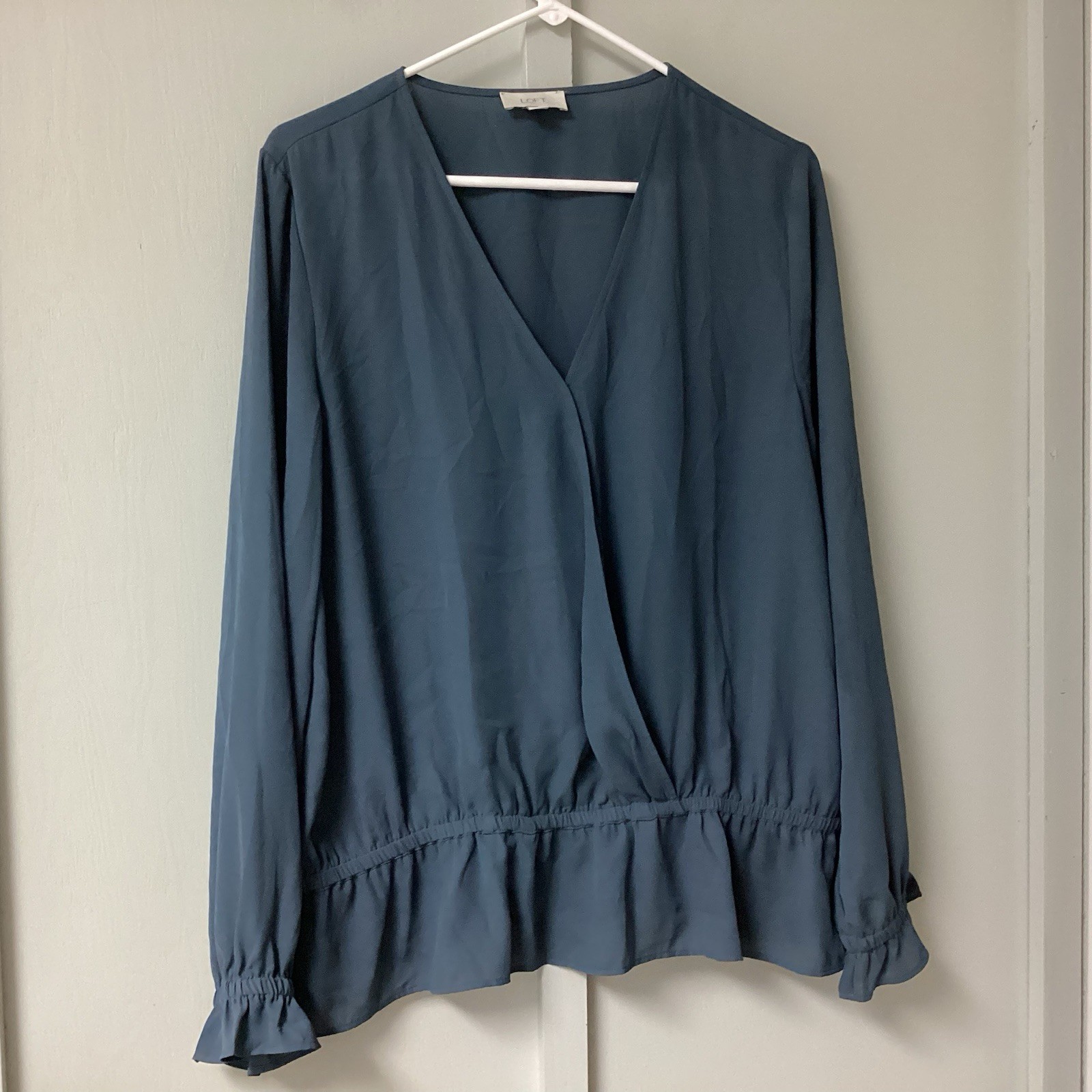 LOFT Outlet Women’s Blue Faux Cross Wrap Blouse Size Large Career Elastic Waist