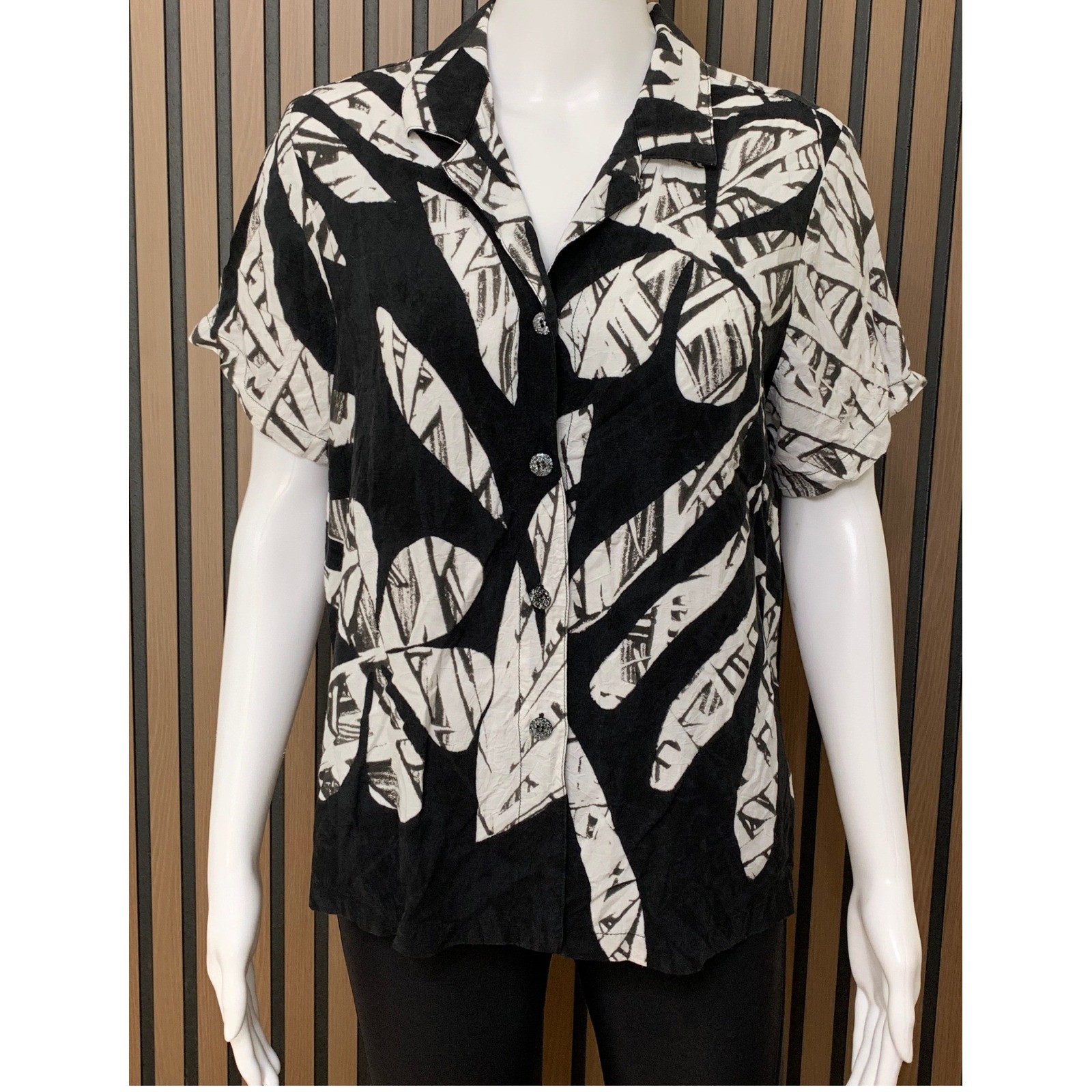 Jams World Valletta Rayon Shirt Women’s Medium Black White Tropical Leaf Hawaii