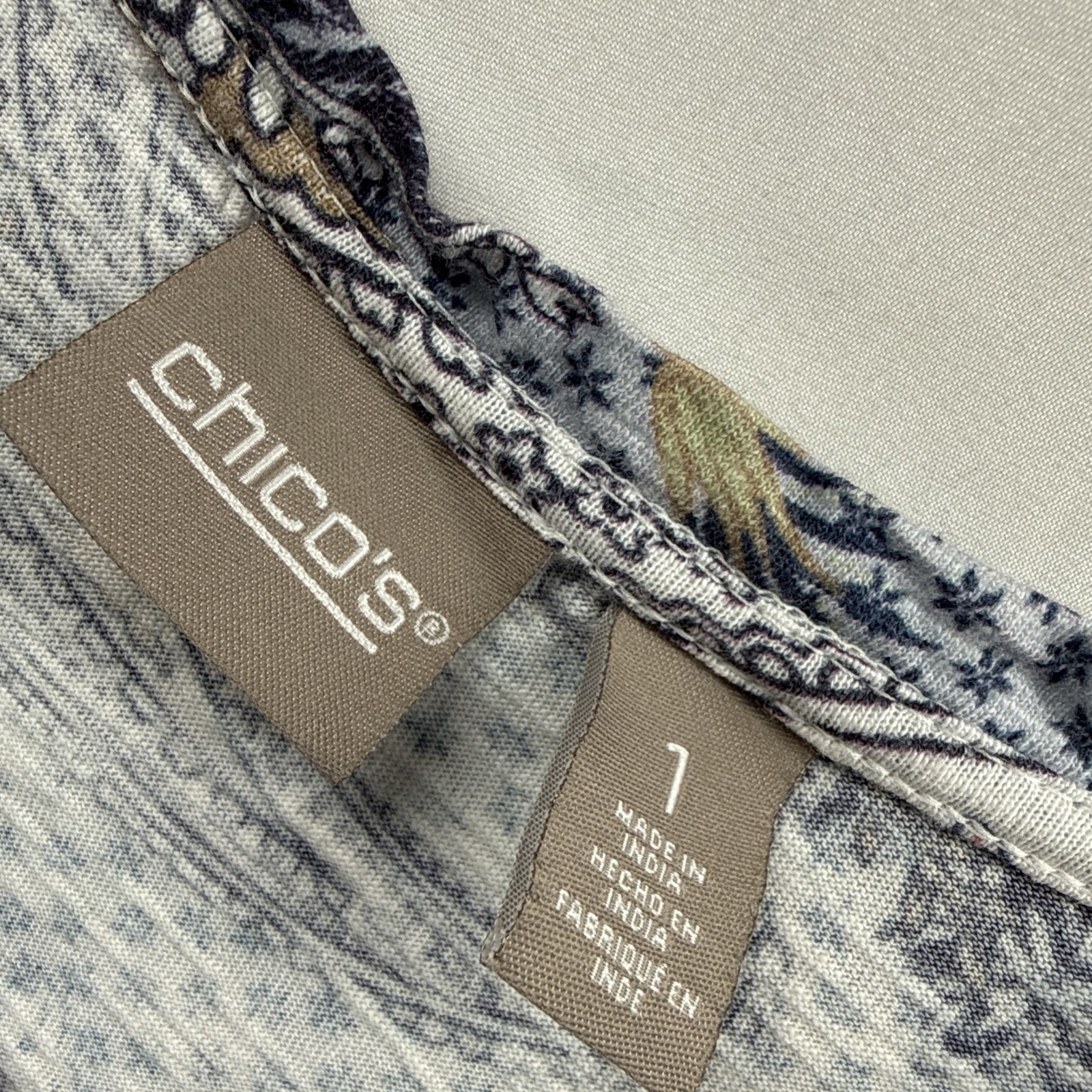 Chicos Womens Top Sz Medium Paisley Blue White Asymmetrical Hem Buttons Pullover