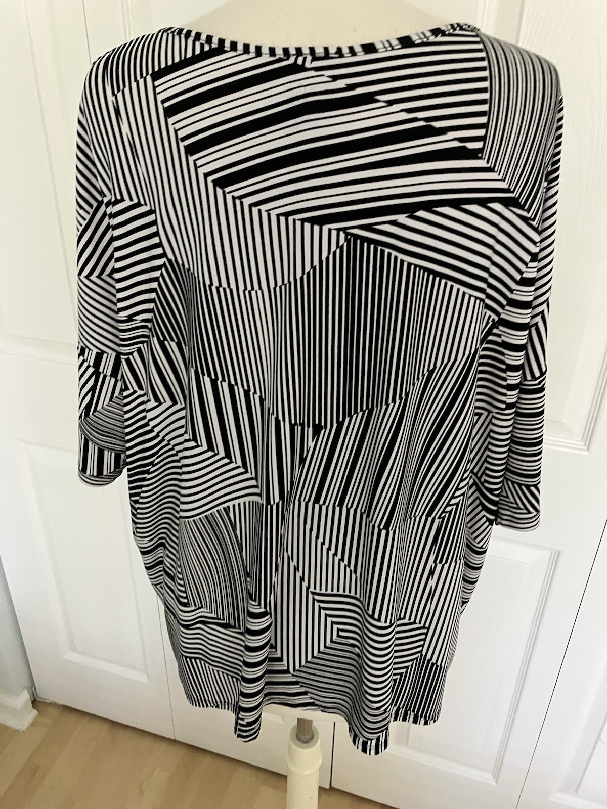 Clara Sun Woo Abstract Black/White Short Sleeve Tunic Top 1X