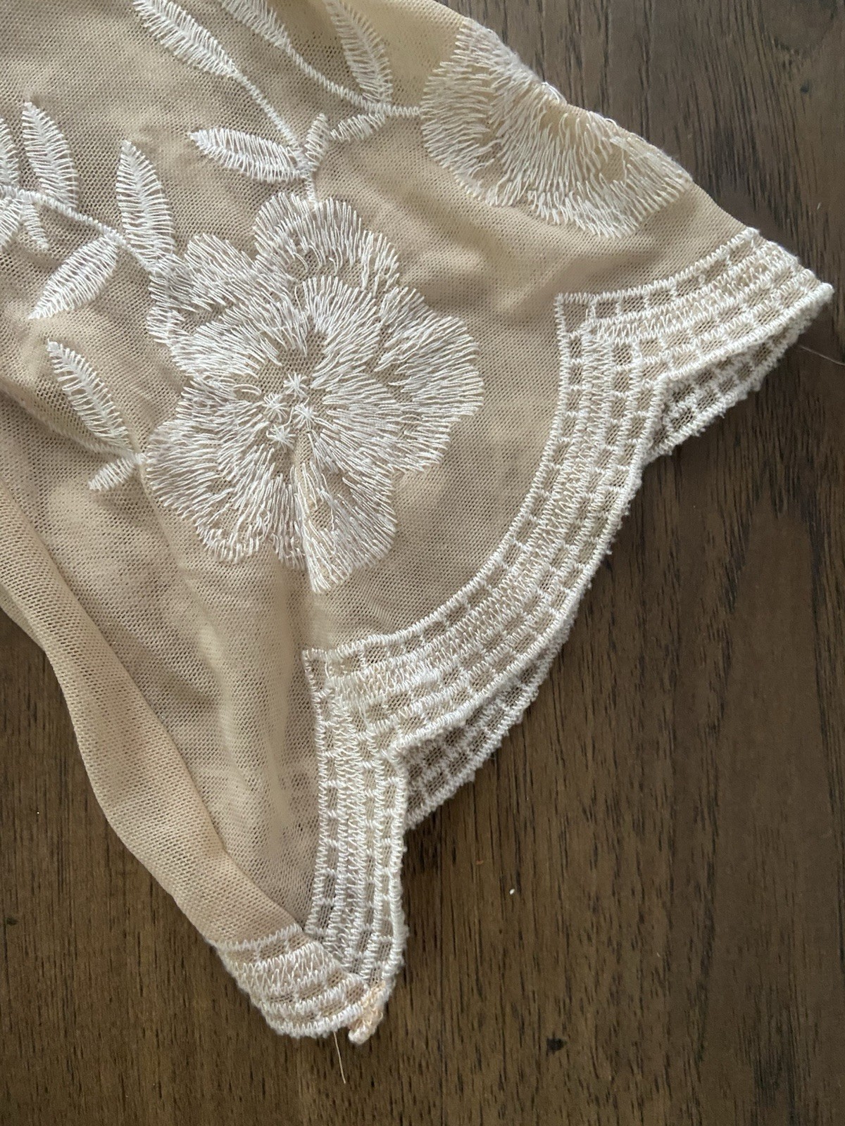 Women’s NanaMacs Nude Sheer Floral Embroidered V-Neck Bodysuit – Medium
