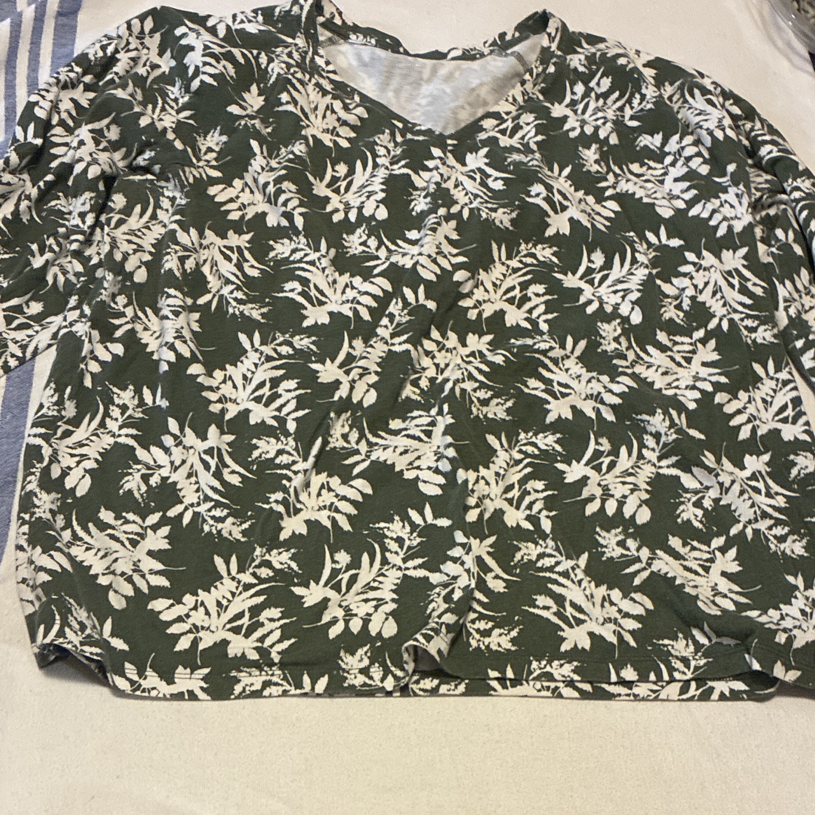 St. John’s Bay Women’s Floral Knit Top Green White 3/4 Sleeve V-Neck Plus 0X