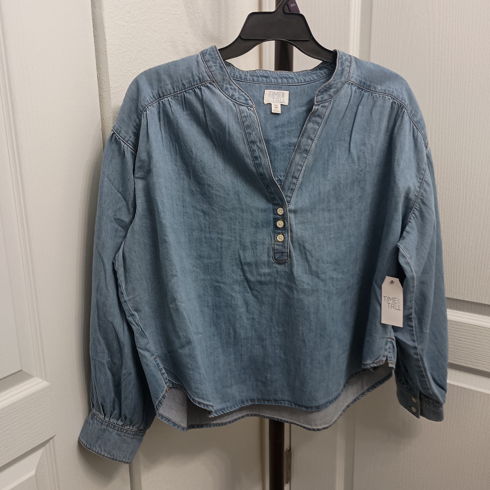 Time & Tru Relaxed Fit Popover Light Wash Denim Top XXL (20) Cropped Short