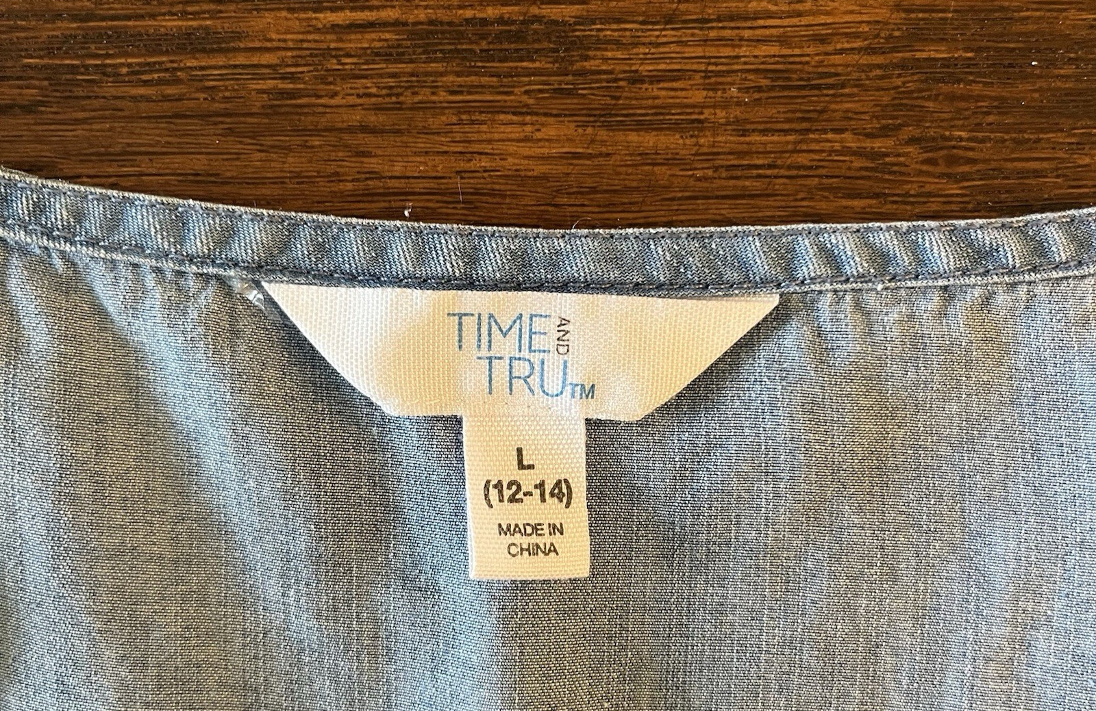 Time and Tru Women’s V Neck Sleeveless Blouse in Light Blue Denim Size LRG 12-14