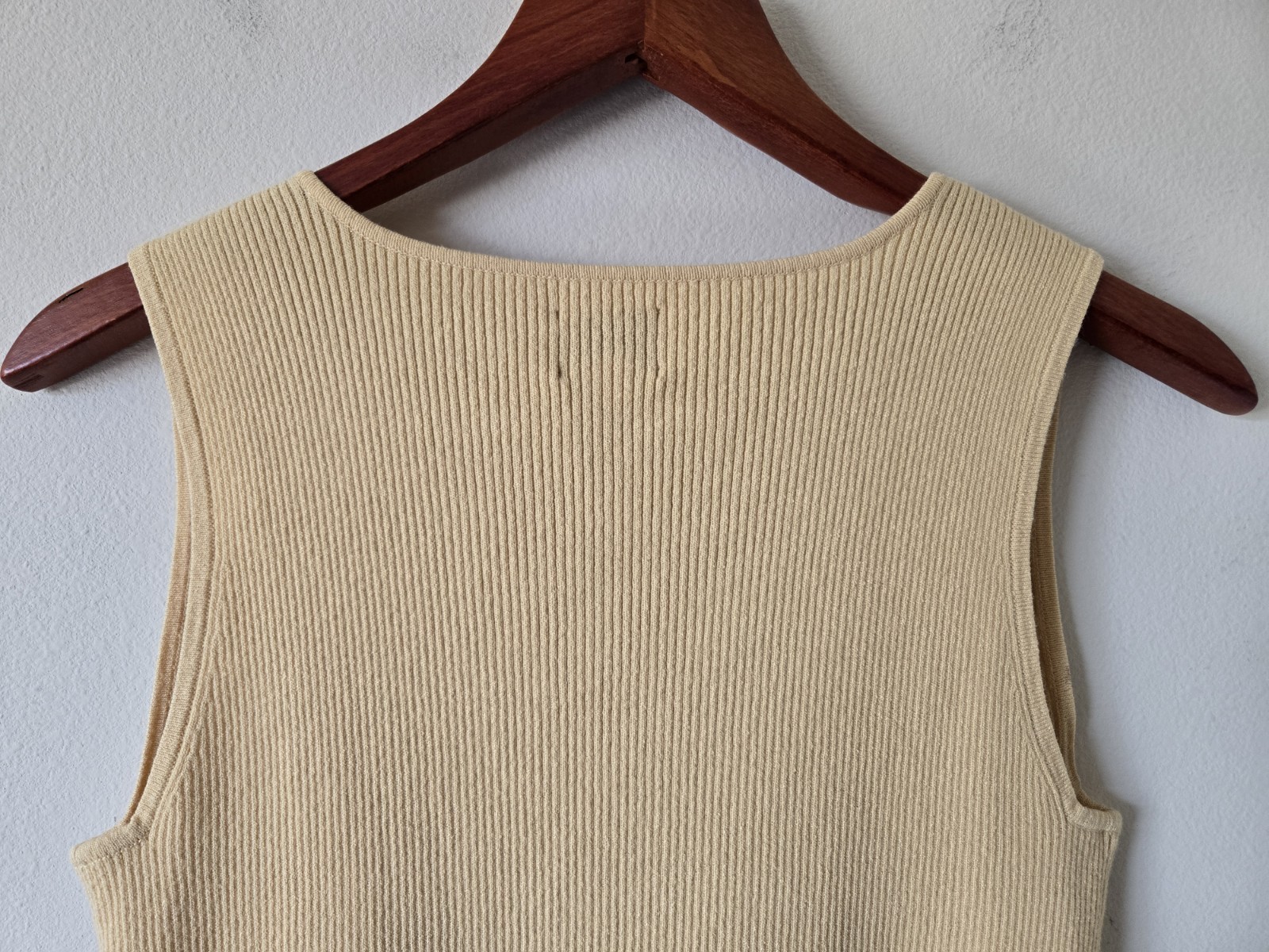 Chico’s Size 1 Yellow Ribbed Lightweight Lace Applique Neckline Tank Top