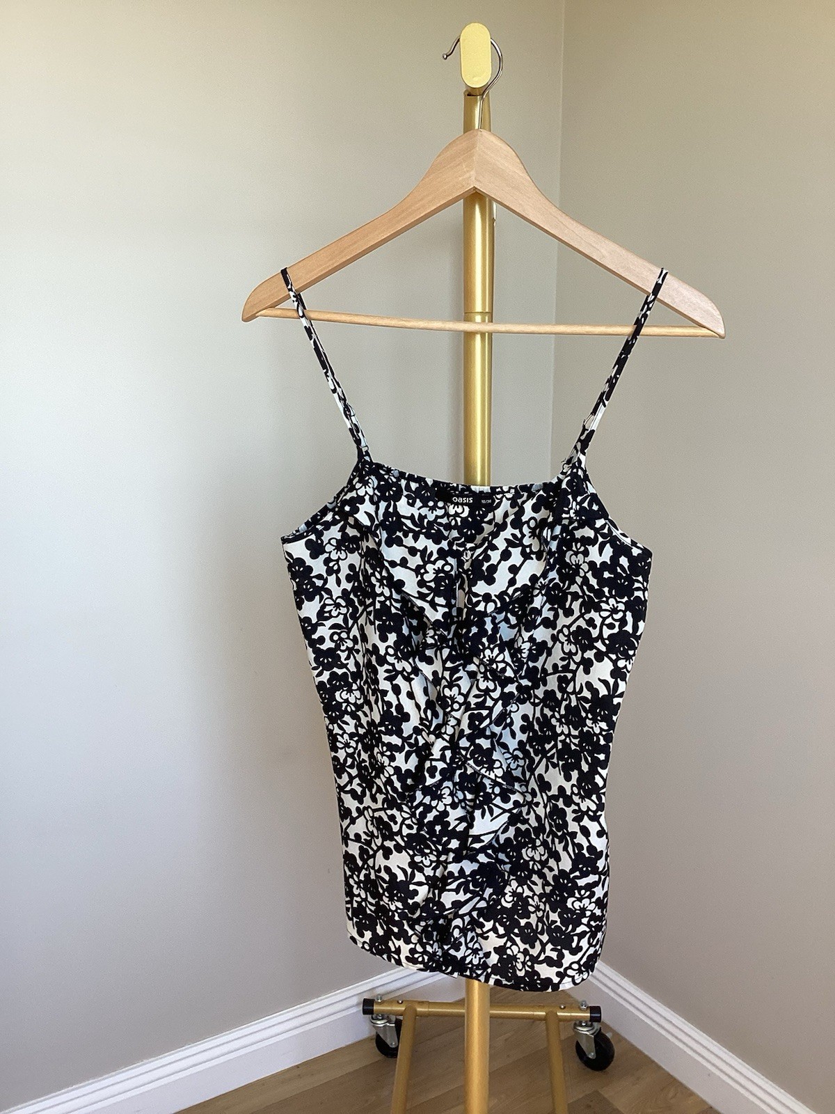 New Frilly Fronted Strappy Cami Vest Top In Black And Cream From Oasis. Size 10