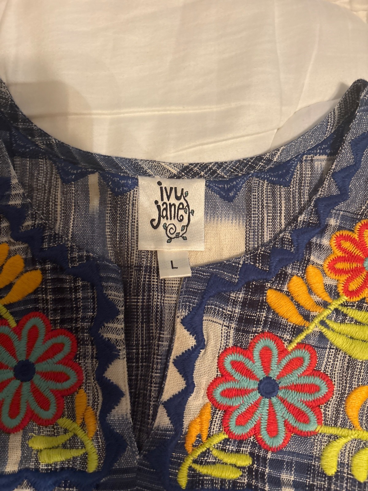 ivy jane NWT embroidered tank top Large