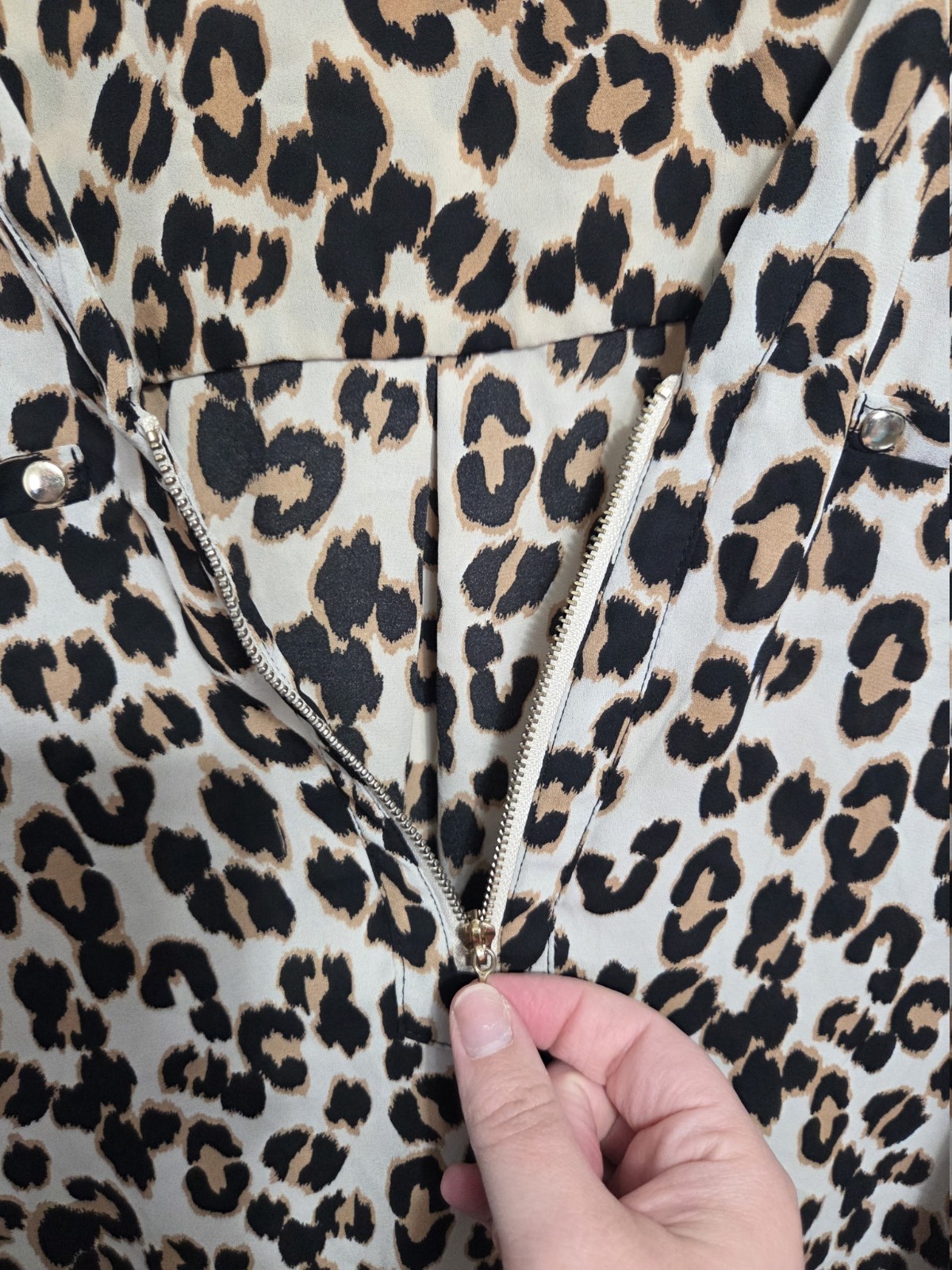Torrid Leopard Animal Print Woven V-Neck 3/4 Roll Tab Zip Blouse, 1