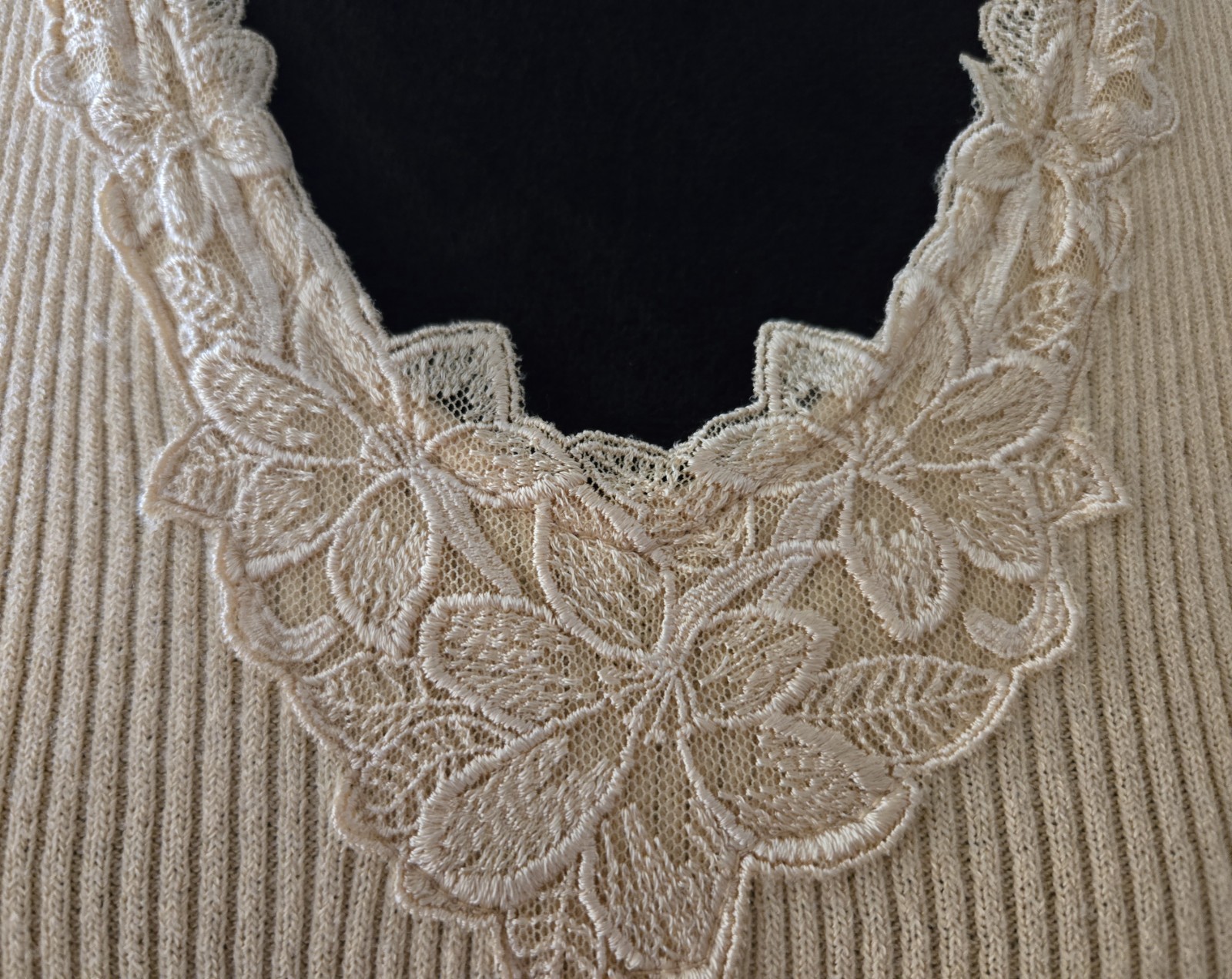 Chico’s Size 1 Yellow Ribbed Lightweight Lace Applique Neckline Tank Top