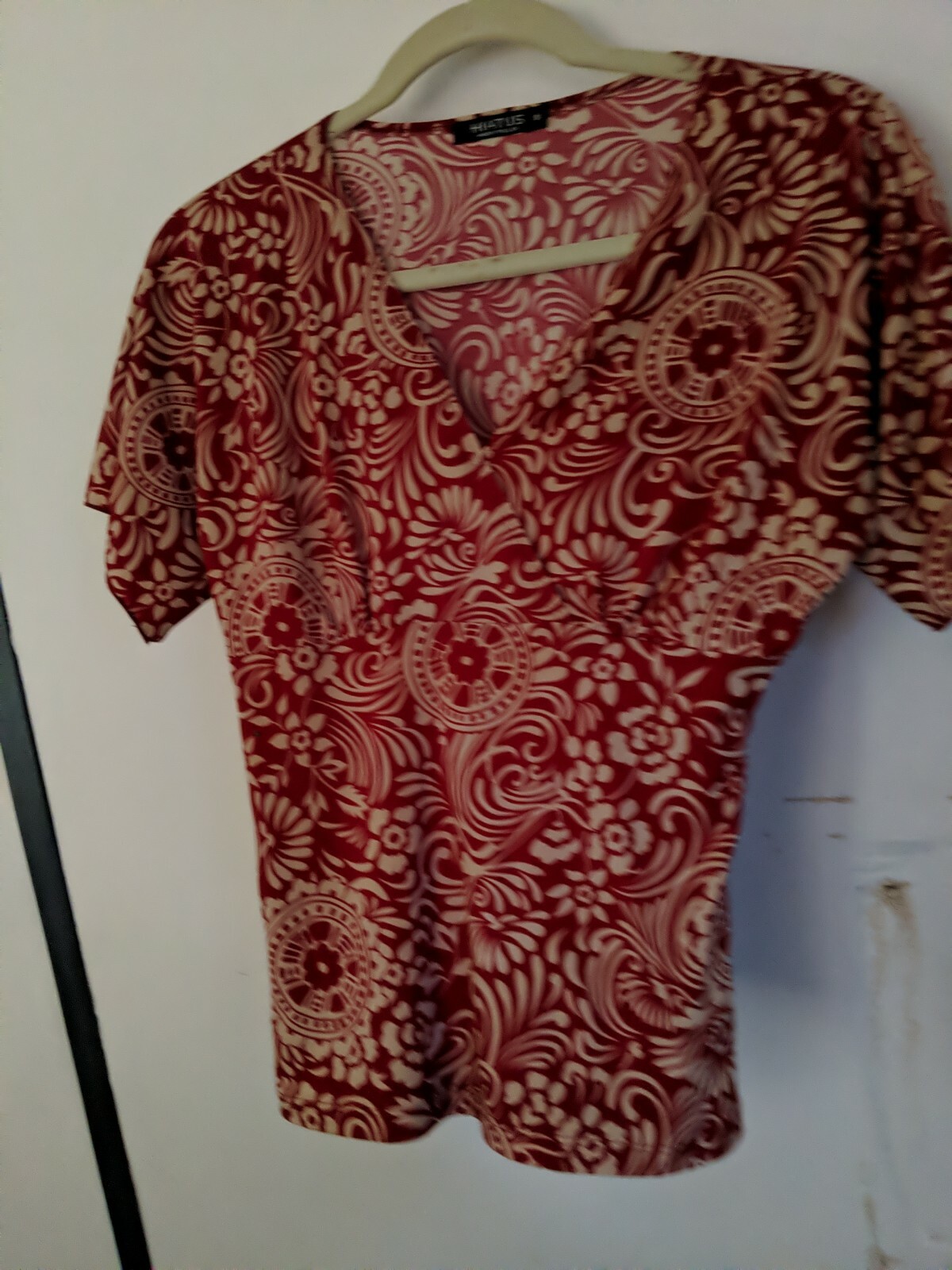 Women’s Sz medium red Hiatus floral Top Blouse crossover V-Neck