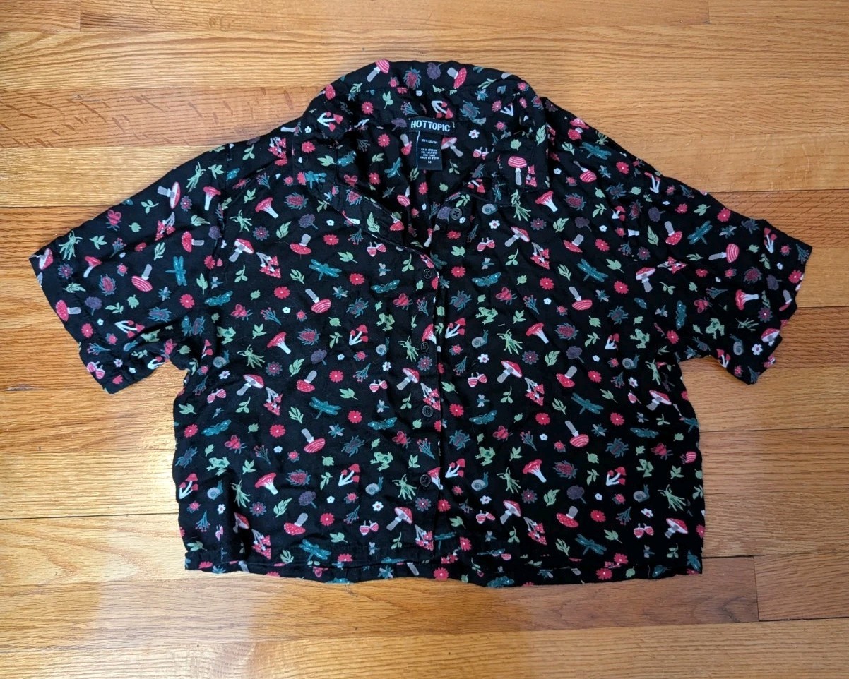 Hot Topic Mushroom Frog Bug Print Button Up Shirt Blouse Women’s Medium