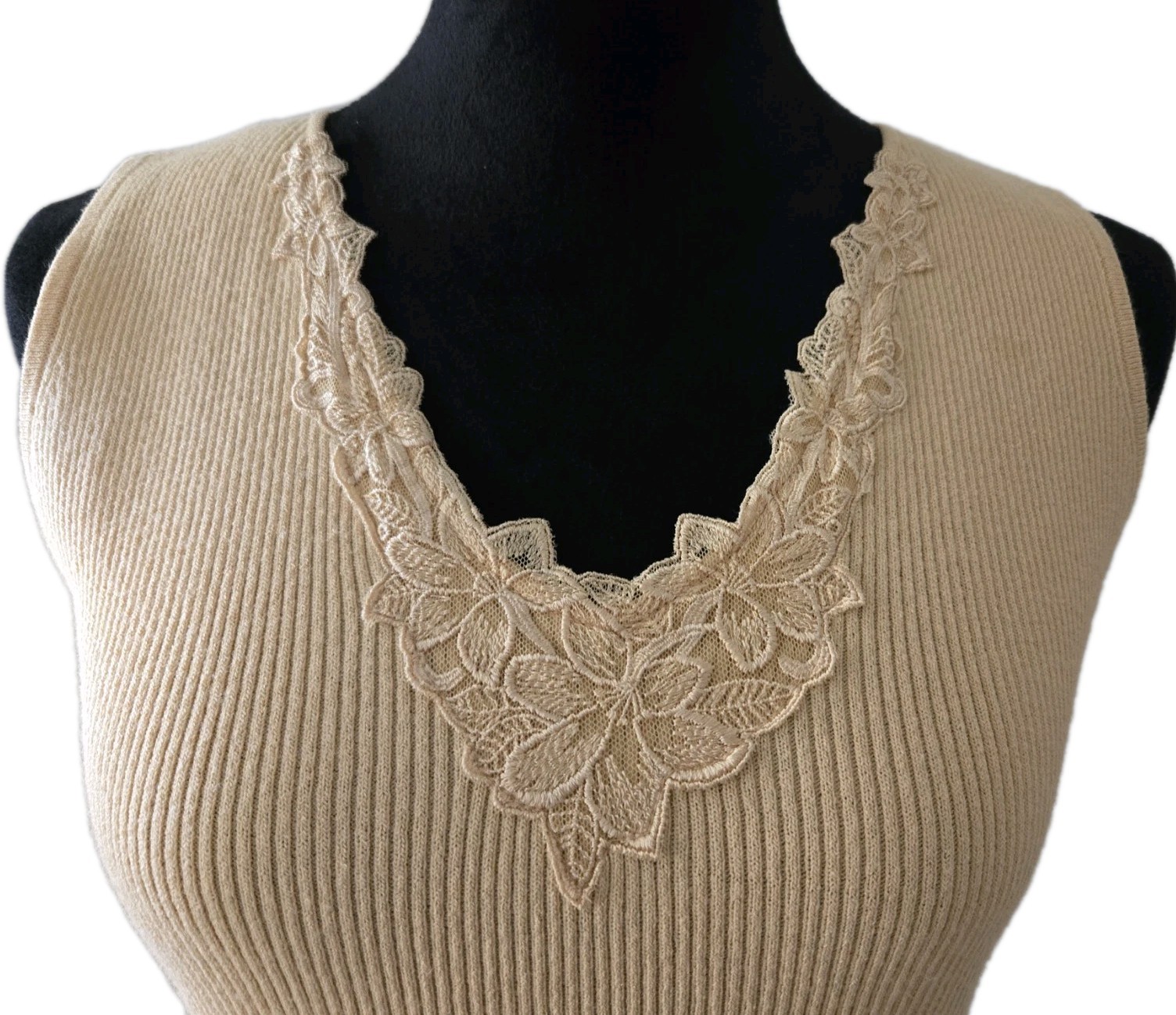 Chico’s Size 1 Yellow Ribbed Lightweight Lace Applique Neckline Tank Top