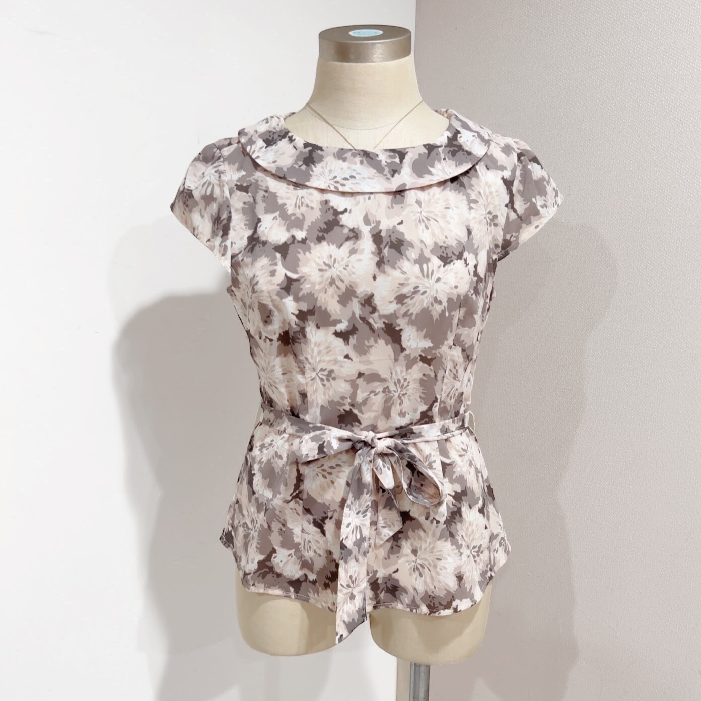 H&M Women’s Grey Blush Pink Floral Cap Sleeve Semi-Sheer Shirt Top Size 8 Medium