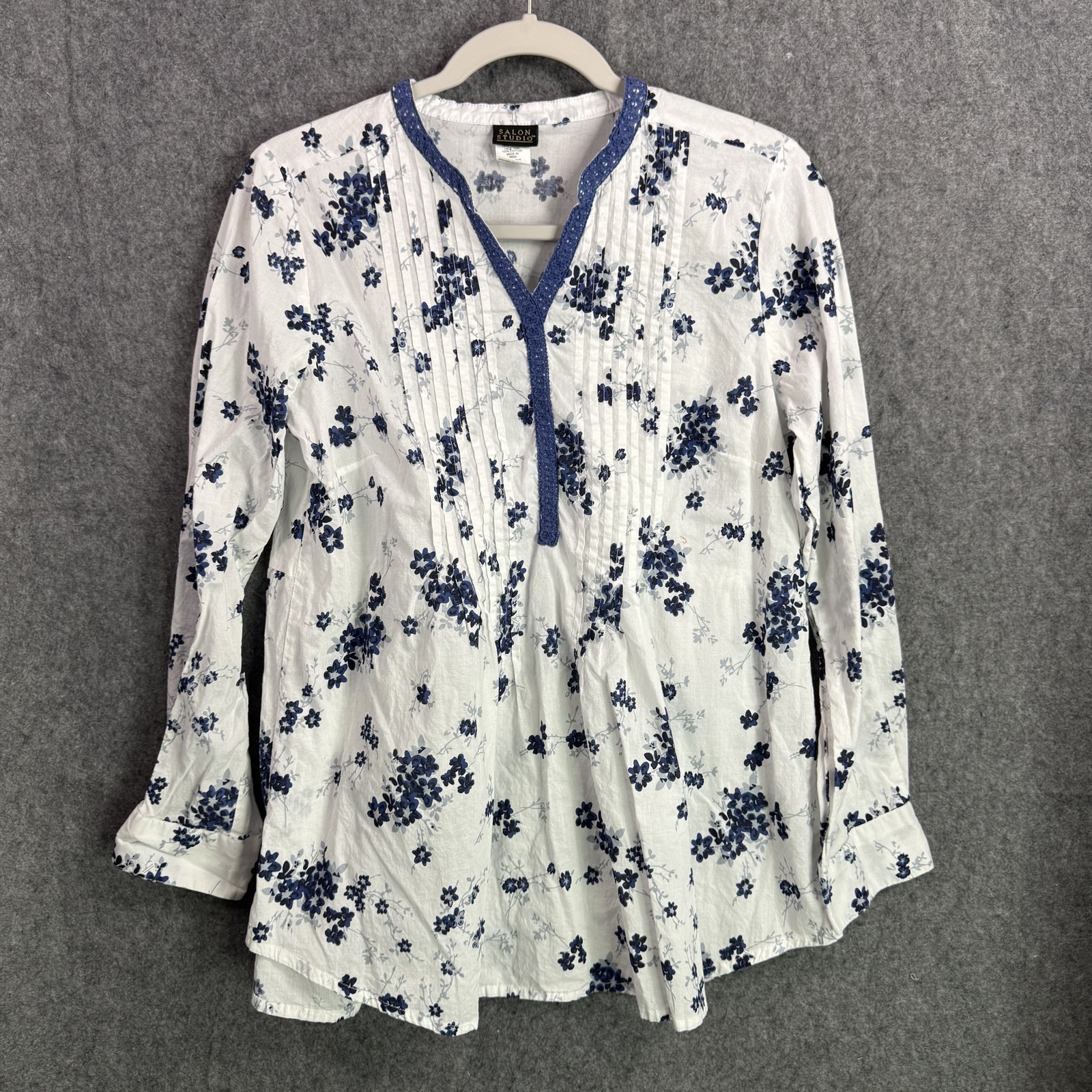 Salon Studio Women’s White Blue Floral Cotton Blouse Top Size M Pintuck Lace