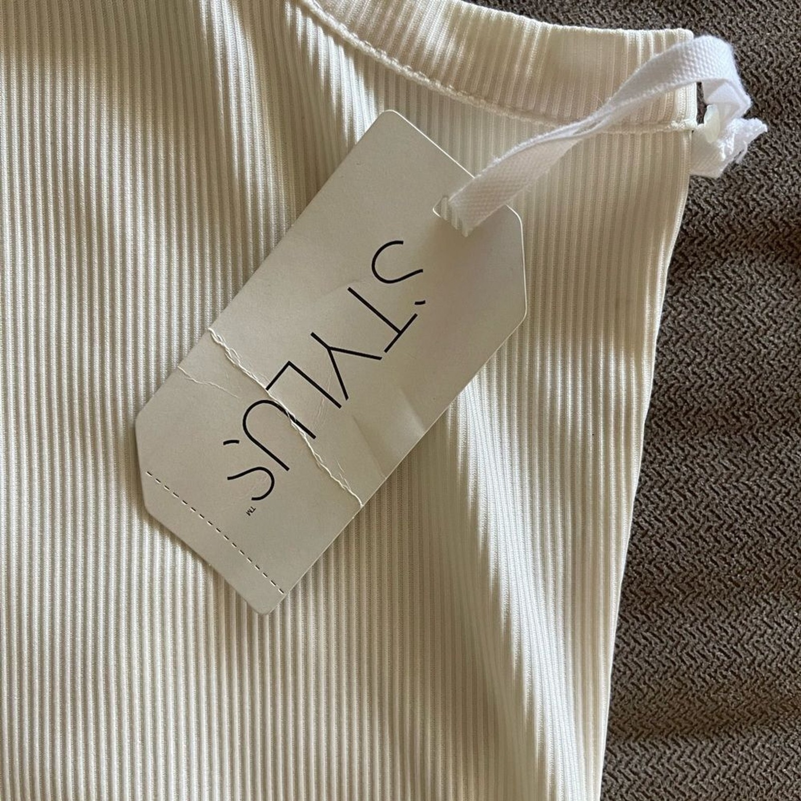 Stylus ribbed ivory crew neck tank top sz 2X has considerable stretch