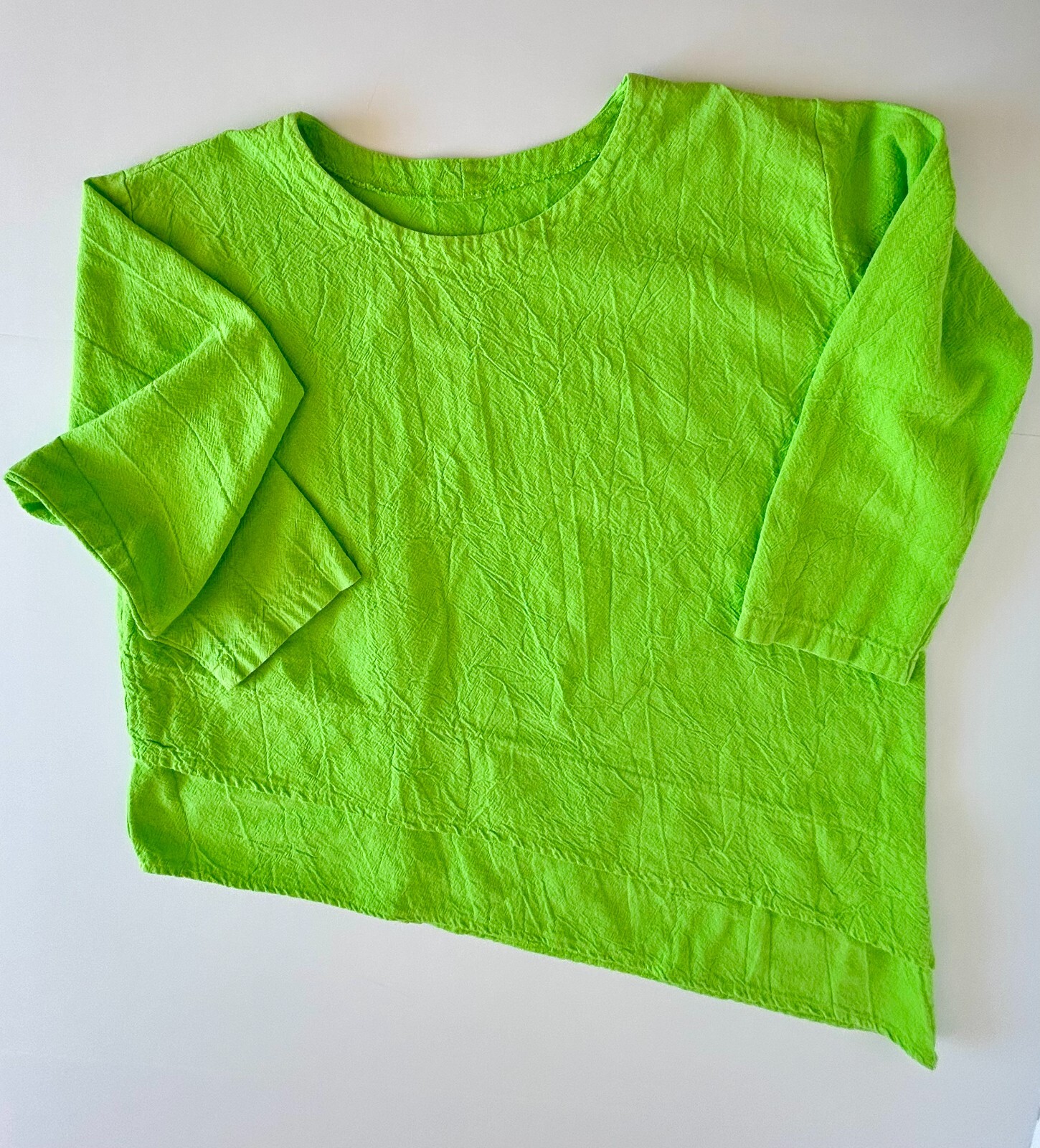 Pullover top textured cotton angled hem LS bright green no labels comfort