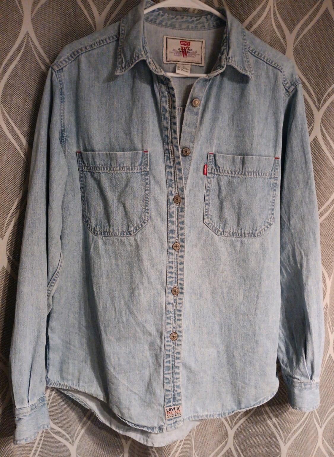 Women’s Vintage Levi’s Red Tab Light Wash Denim Button Up Shirt Size Medium EUC