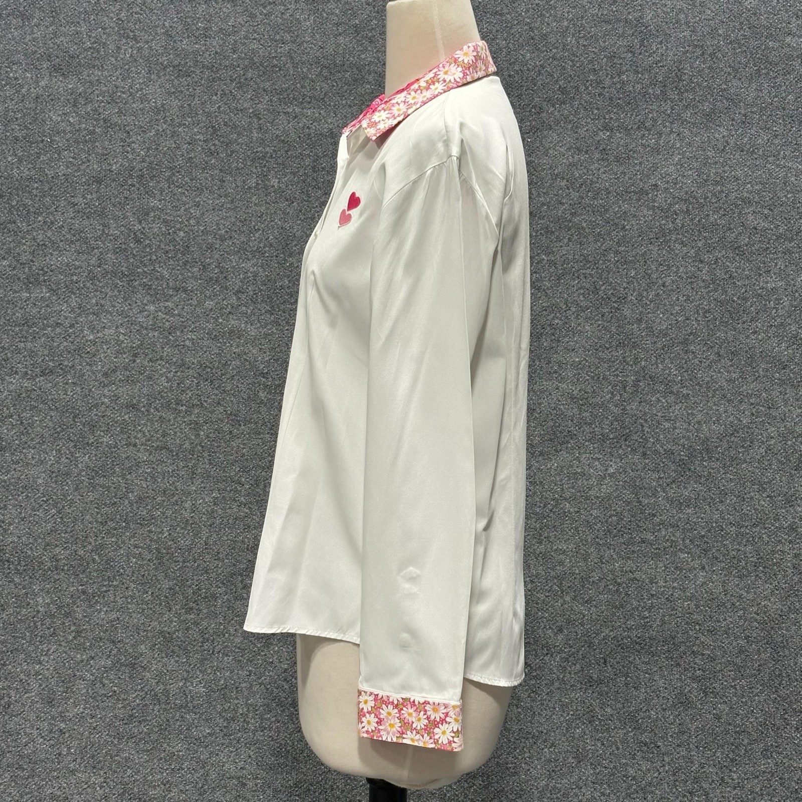 ROMI BASHA Shirt Womens Medium White Heart Floral Trim Button Front Valentines