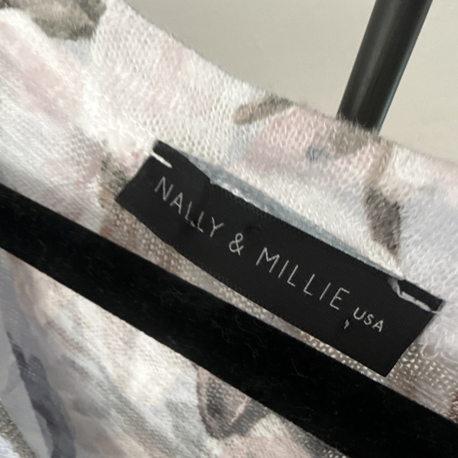 Nally & Millie Women’s M/L Floral Scoop Neck 3/4 Sleeve Knit Top