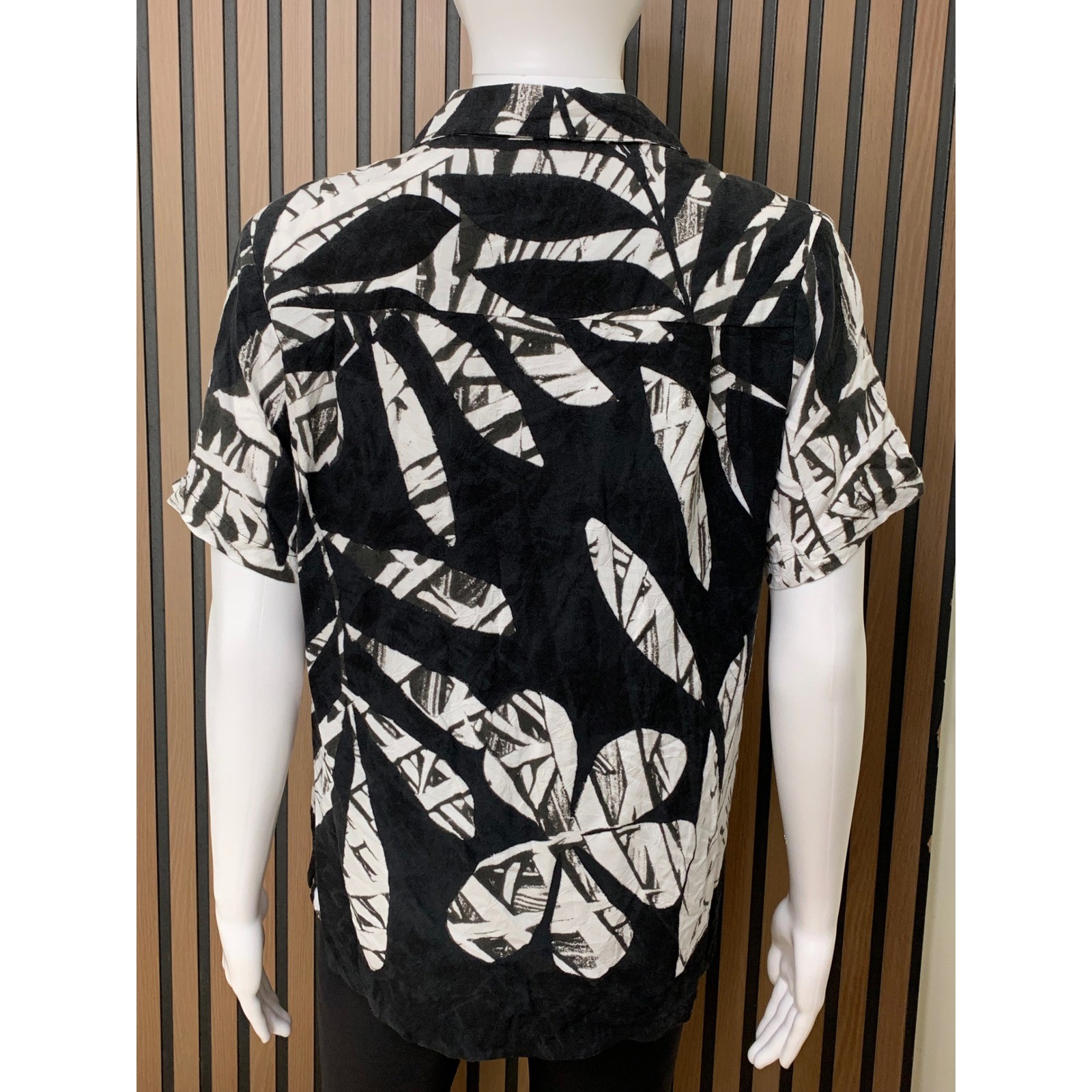 Jams World Valletta Rayon Shirt Women’s Medium Black White Tropical Leaf Hawaii