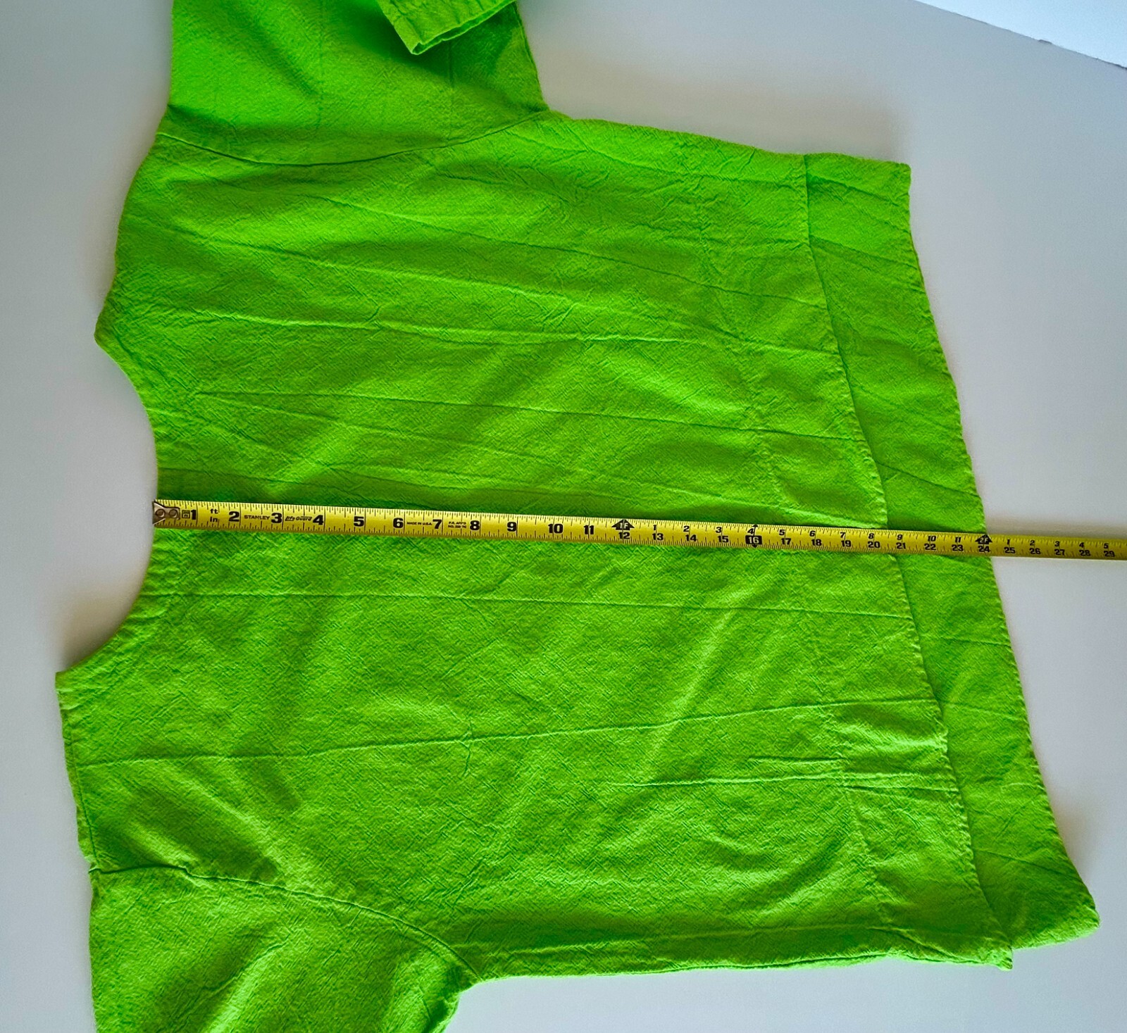 Pullover top textured cotton angled hem LS bright green no labels comfort