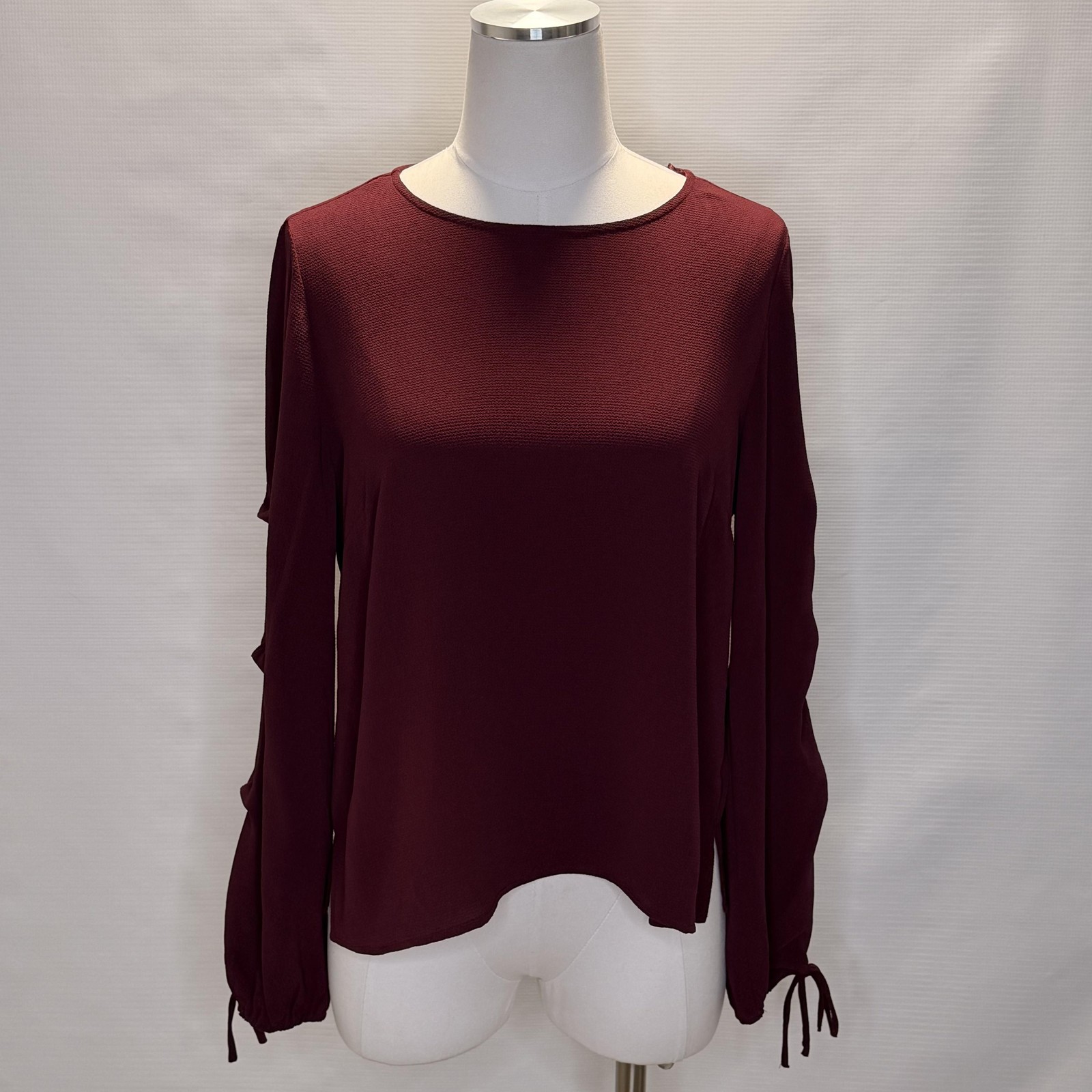 Vince Camuto Blouse Womens Medium Cabernet Textured Long Sleeve Tie Cuff Top NEW