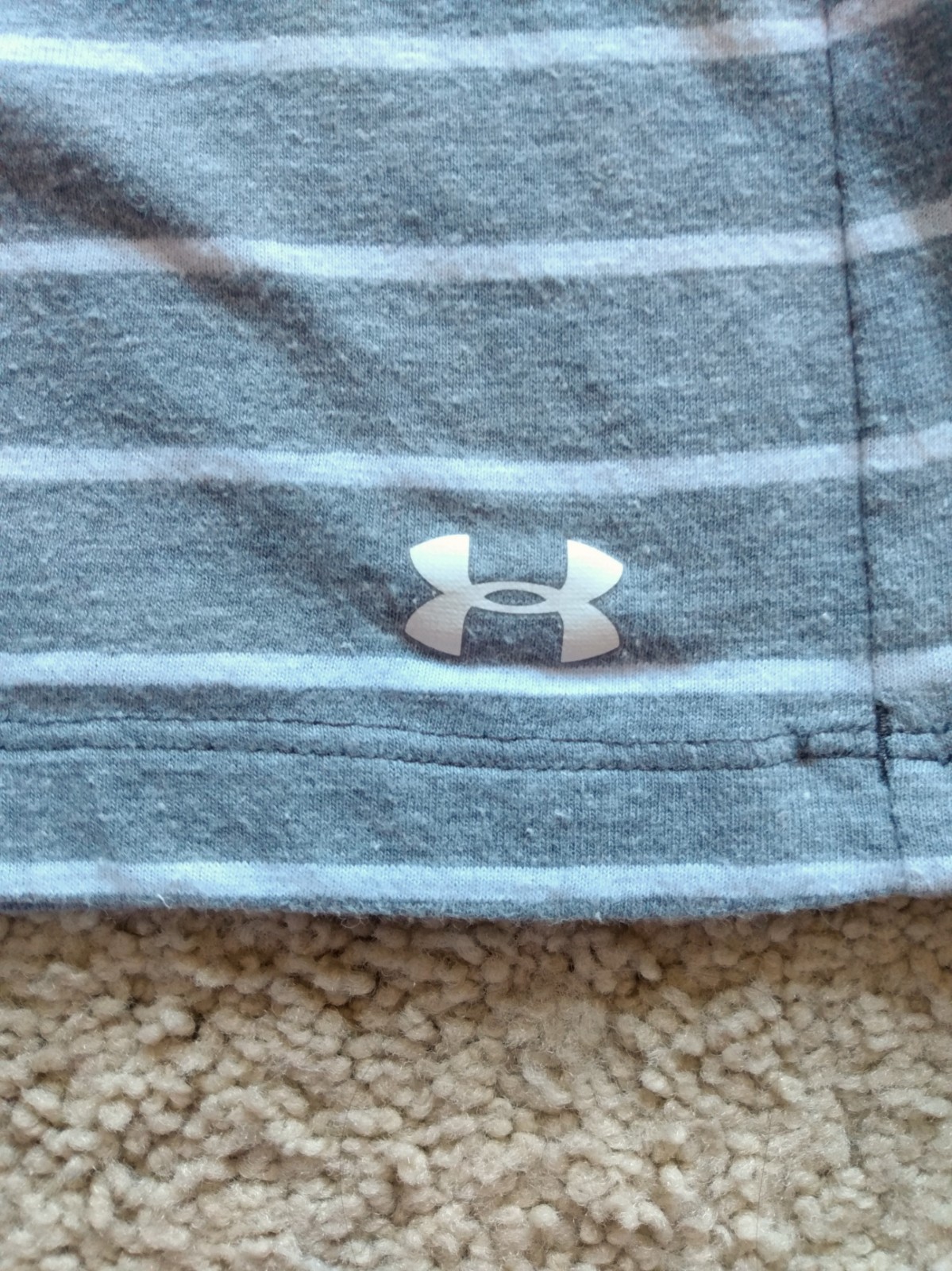 Under Armour Women’s Gray White Striped V-Neck T-Shirt Large Short Sleeves GUC