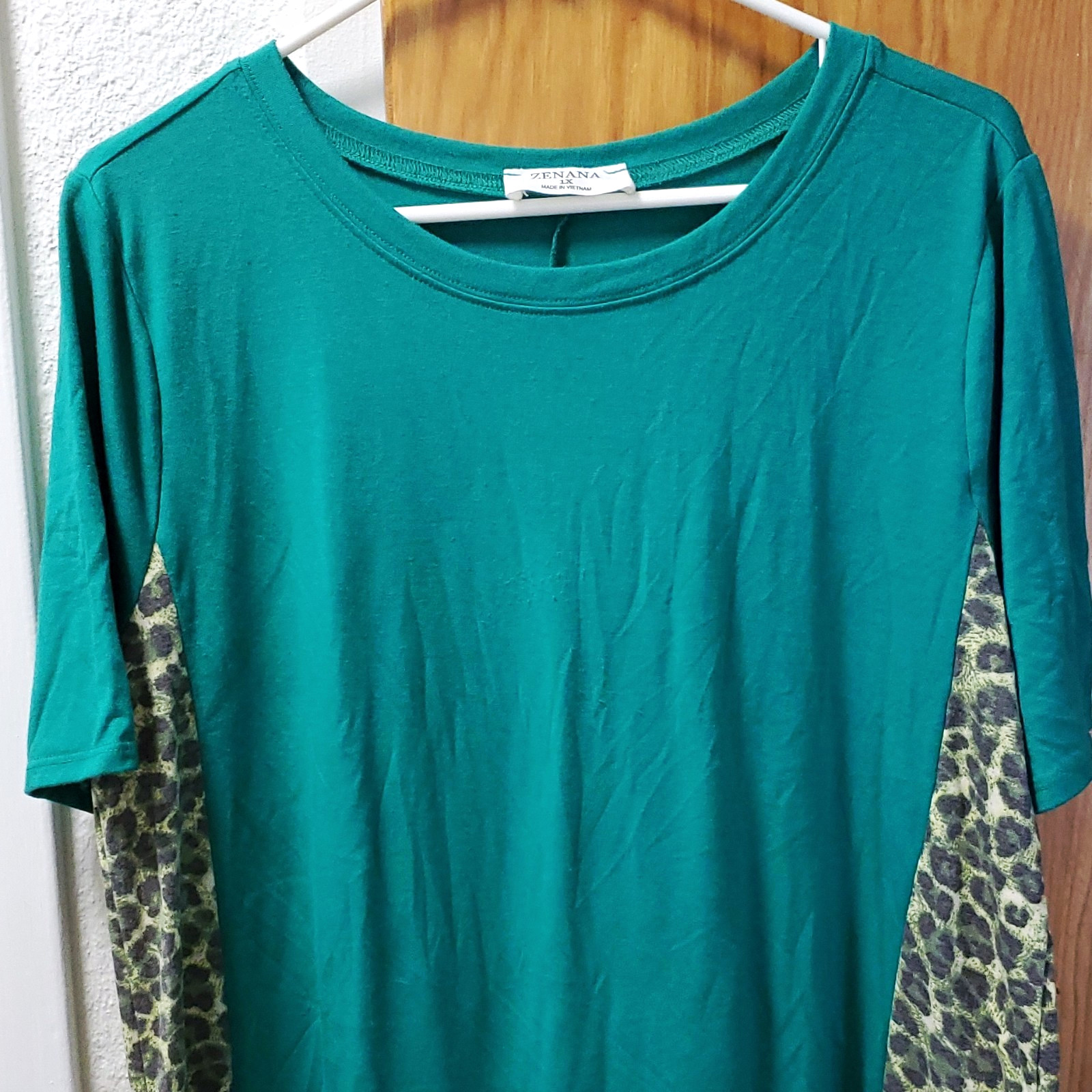 Zenana Women’s 1X Plus Green Knit Pullover T-Shirt Round Neck Leopard Panels